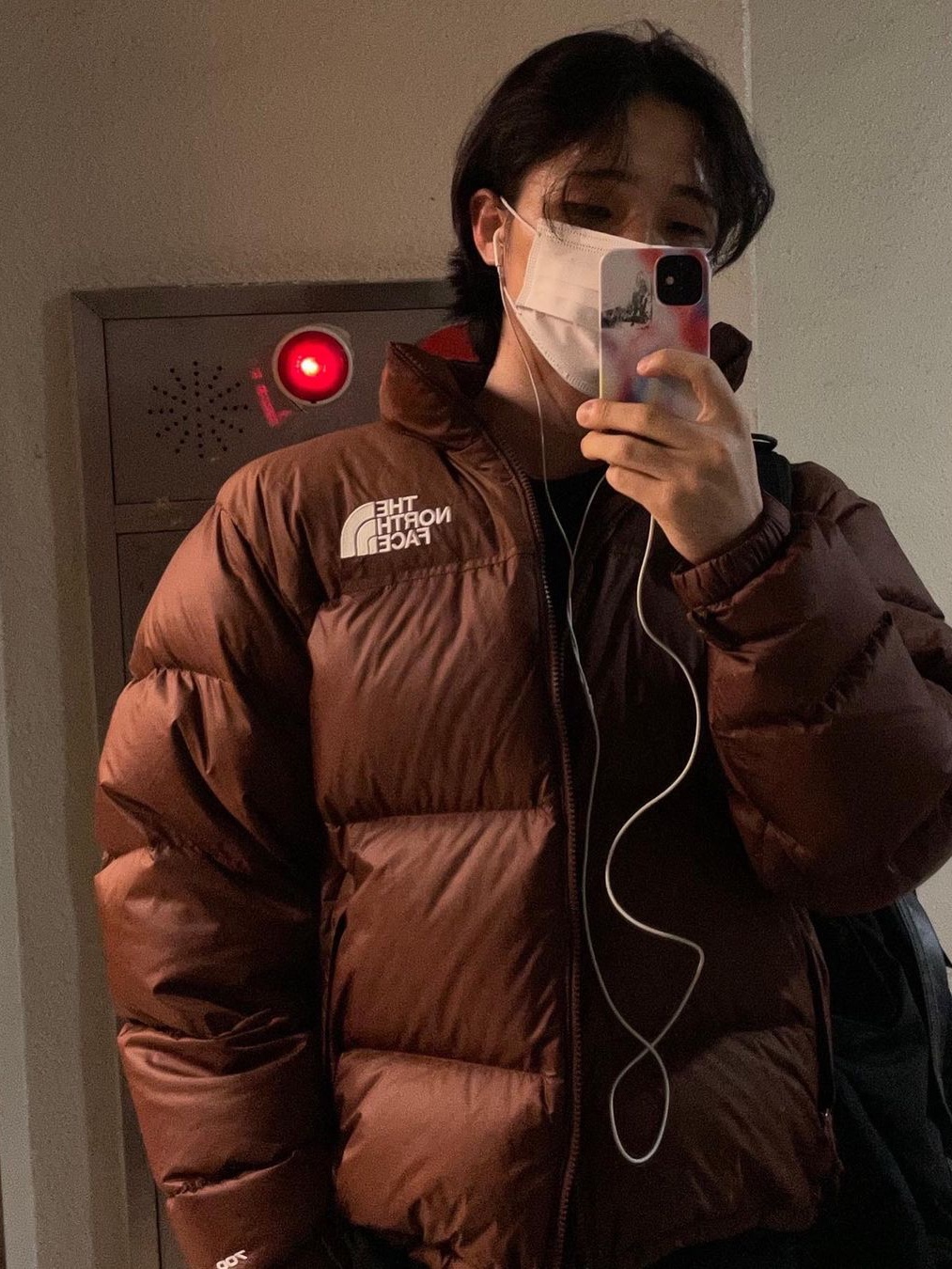 The North Face 1996 Retro Nuptse Jacket Dark Oak, (W) The North Face White Label Novelty Nuptse Down Jacket Black 착용 스타일 - 1