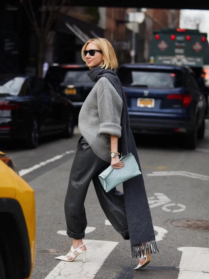 AMI de Coeur Tonal Cardigan Heather Grey, (W) Miu Miu Wool and Nylon Knit Cardigan Grey 착용 스타일 - 3