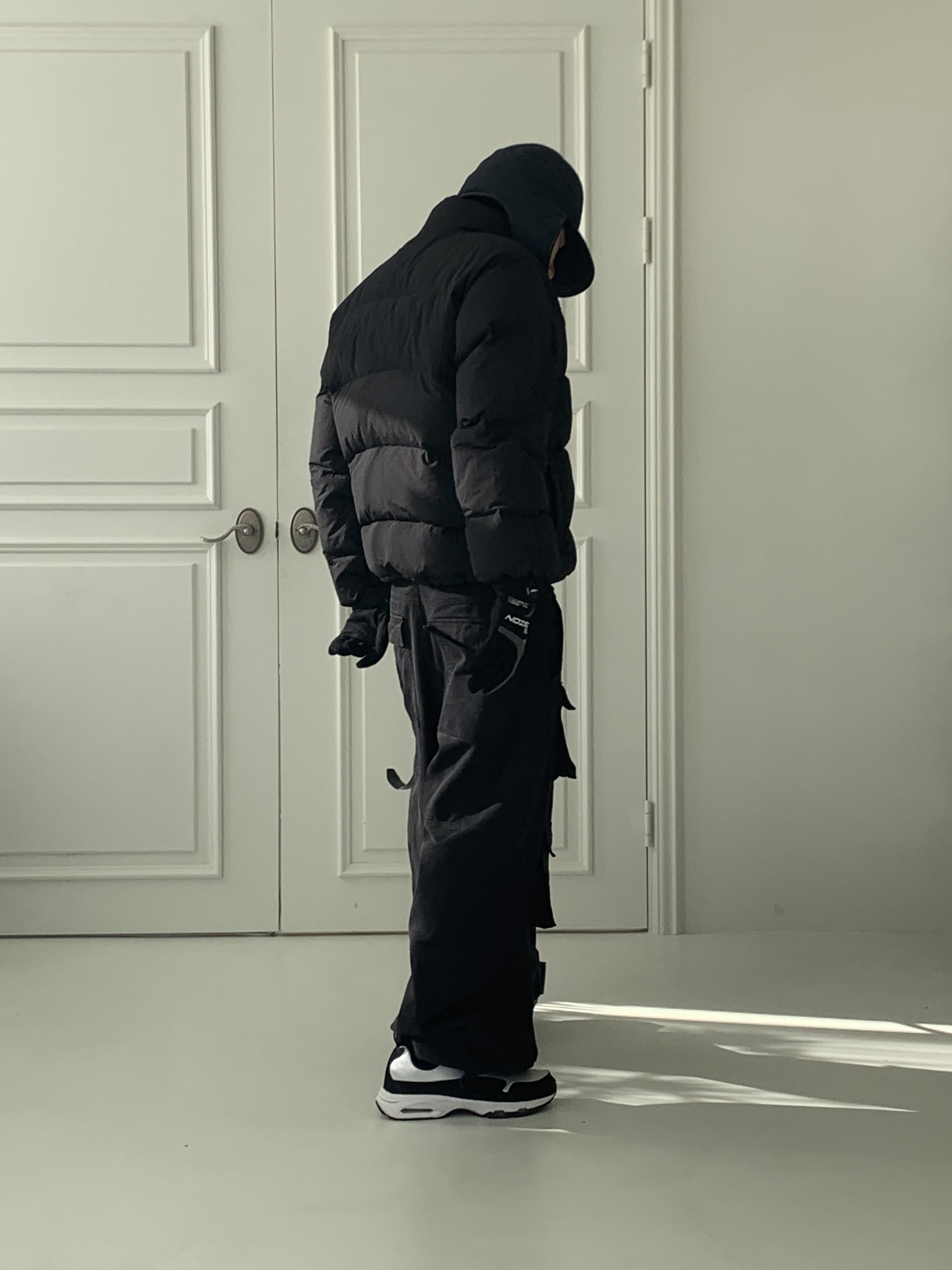 Jacquemus La Cagoule Bricciola Puffed Ear Flap Hat Navy, Nike x Comme des Garcons Homme Plus Air Max Sunder SP White Black 착용 스타일 - 5