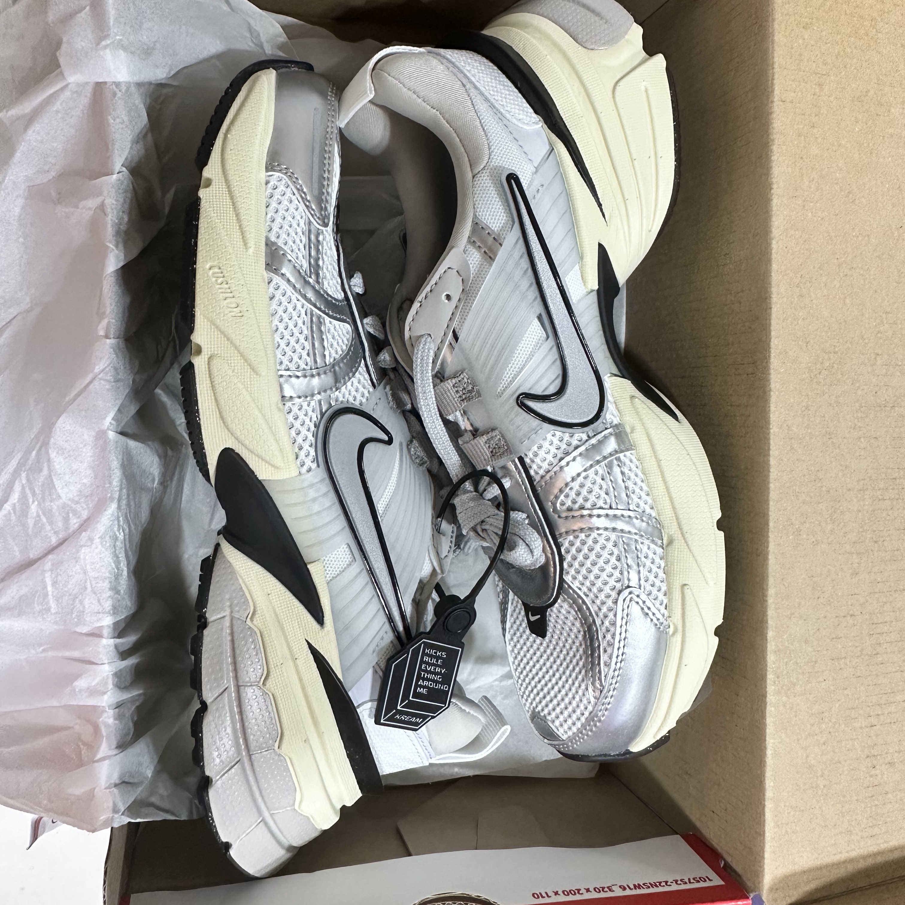Nike V2K Run Summit White Metallic Silver 착용 스타일