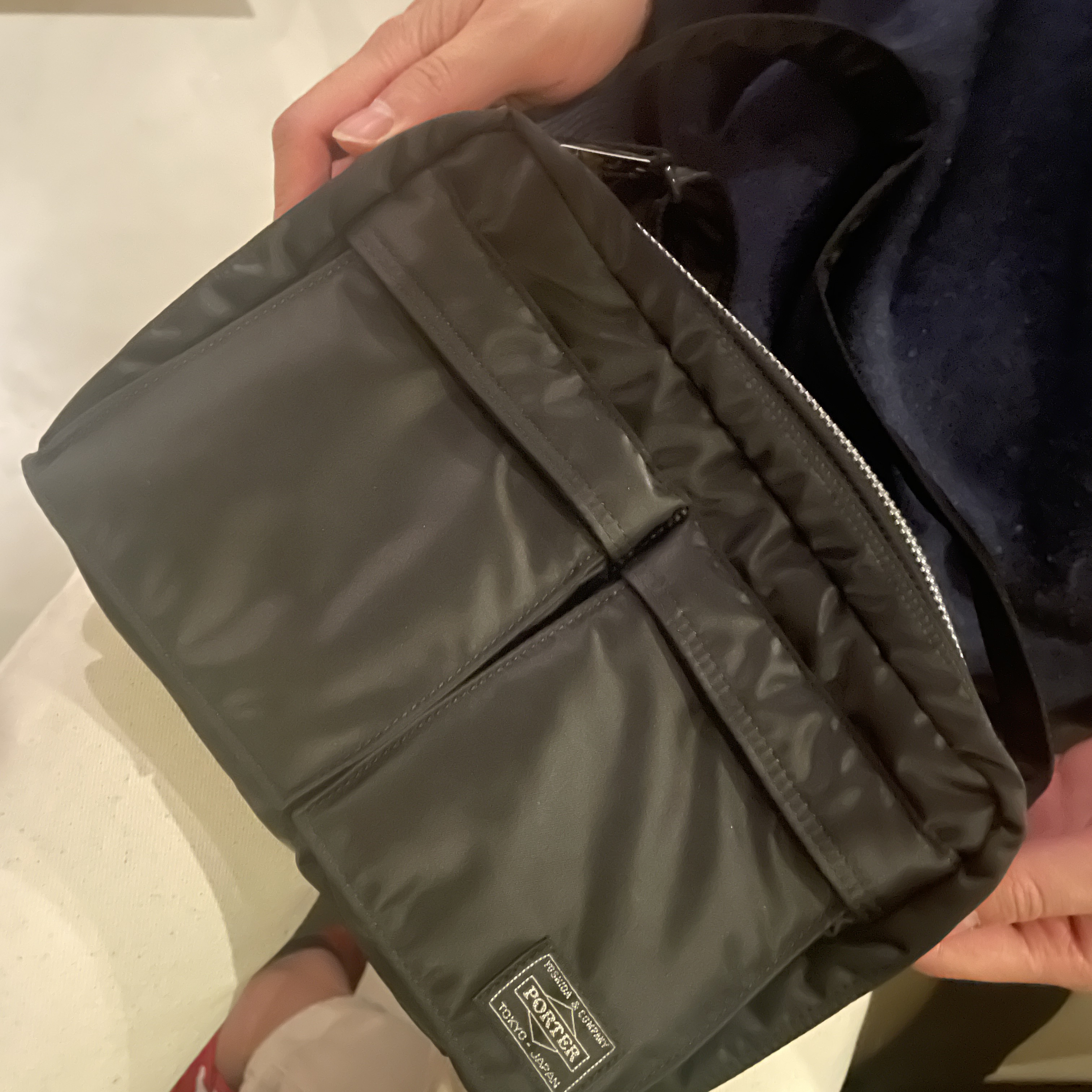 Porter Tanker Shoulder Bag S Black 착용 스타일