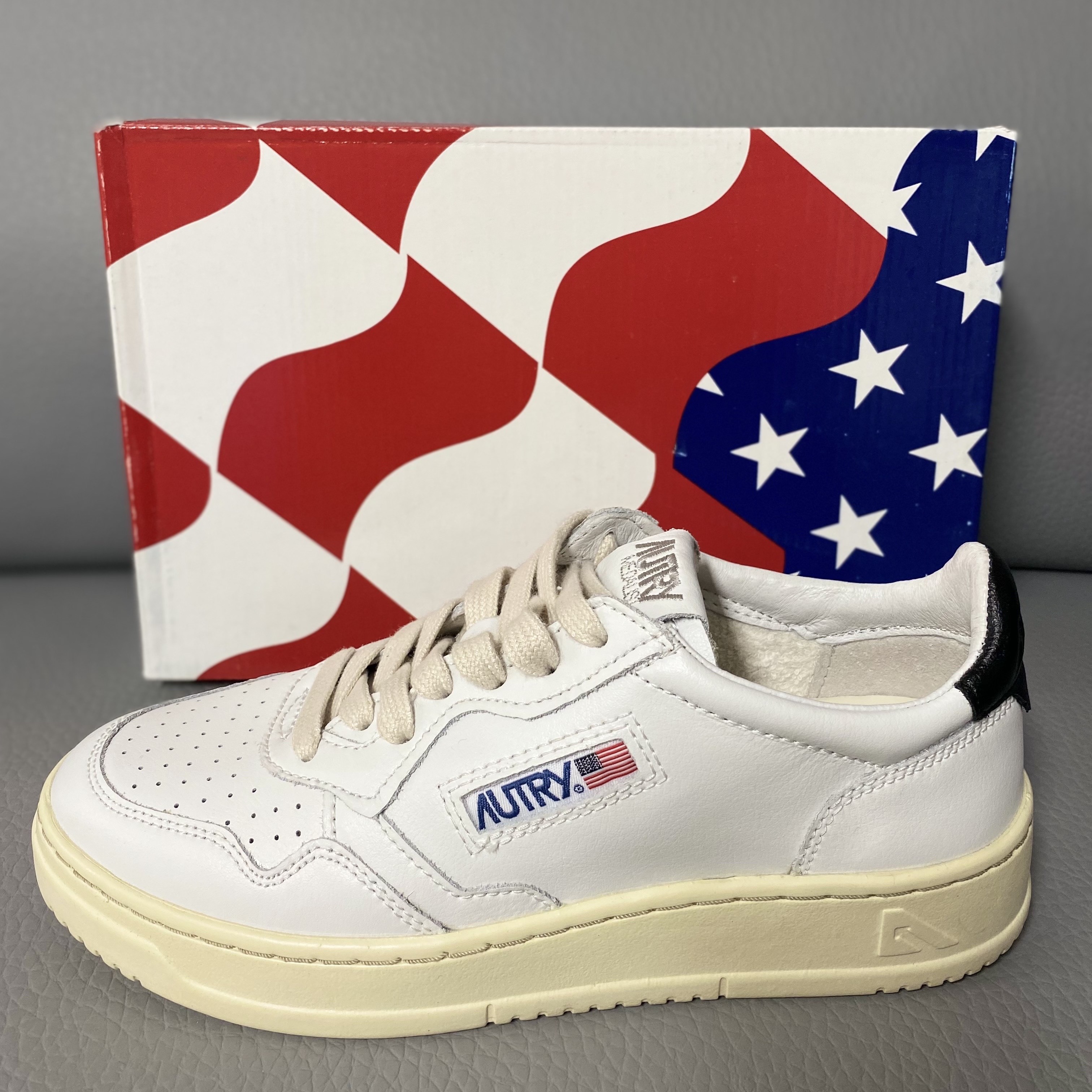 (W) Autry Medalist Low Leather Sneakers White Black 착용 스타일