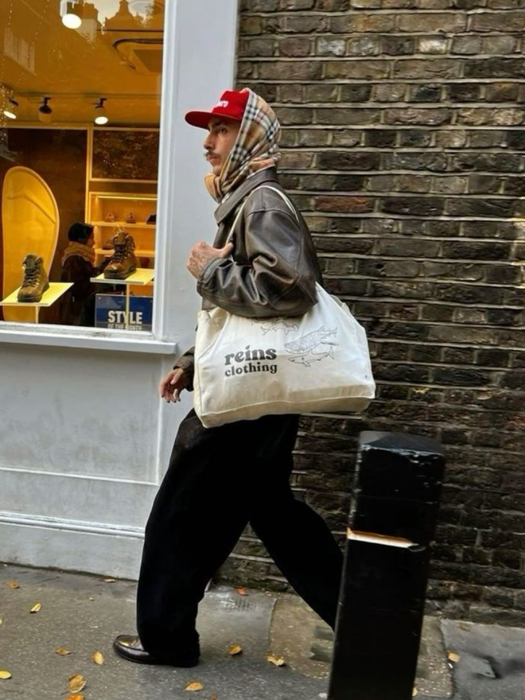 Burberry Classic Check Cashmere Muffler Archive Beige 착용 스타일 - 4