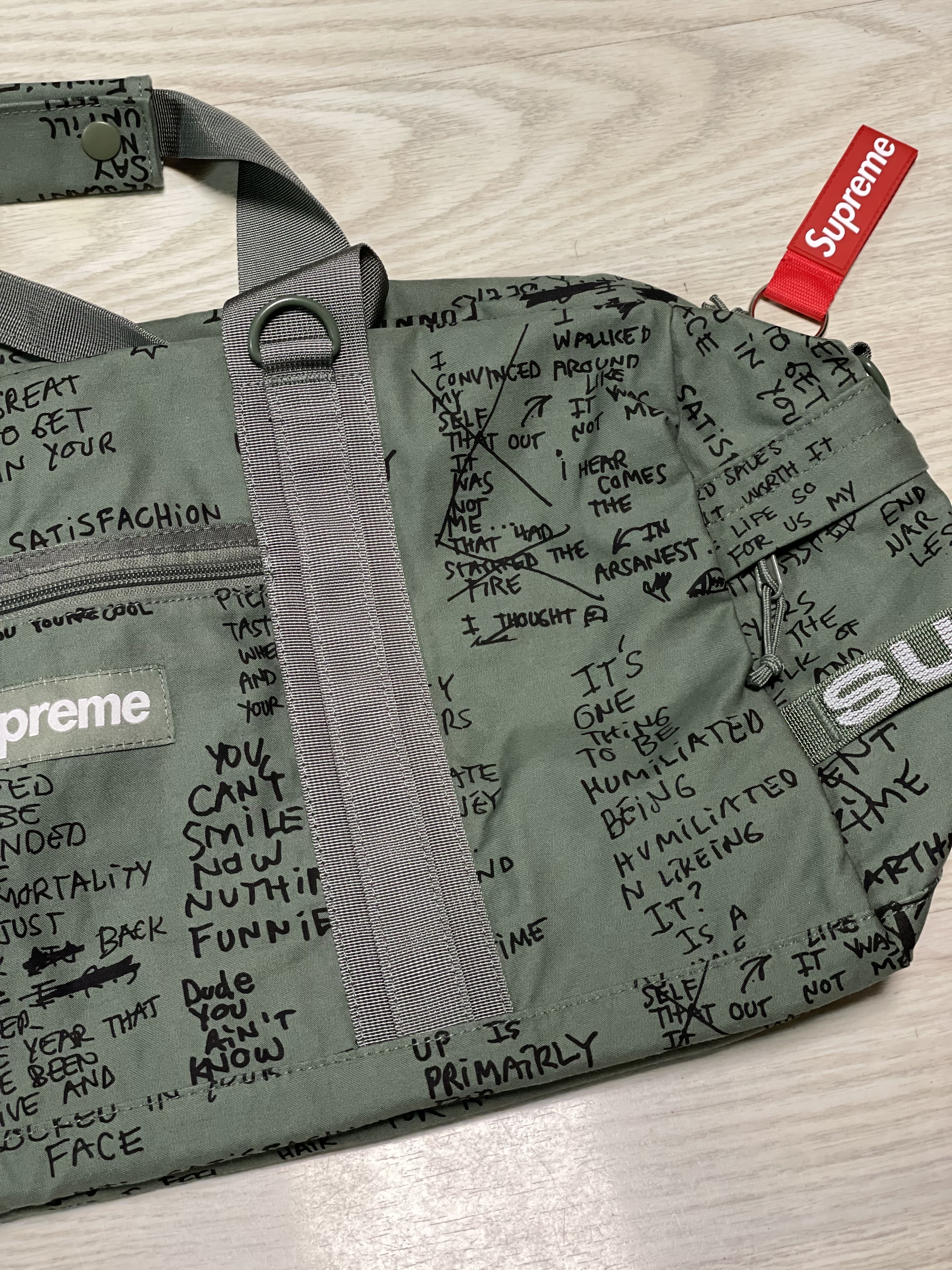 Supreme Webbing Keychain Green Camo - 23SS, Supreme x James Brand Cache Red - 23FW 착용 스타일 - 2