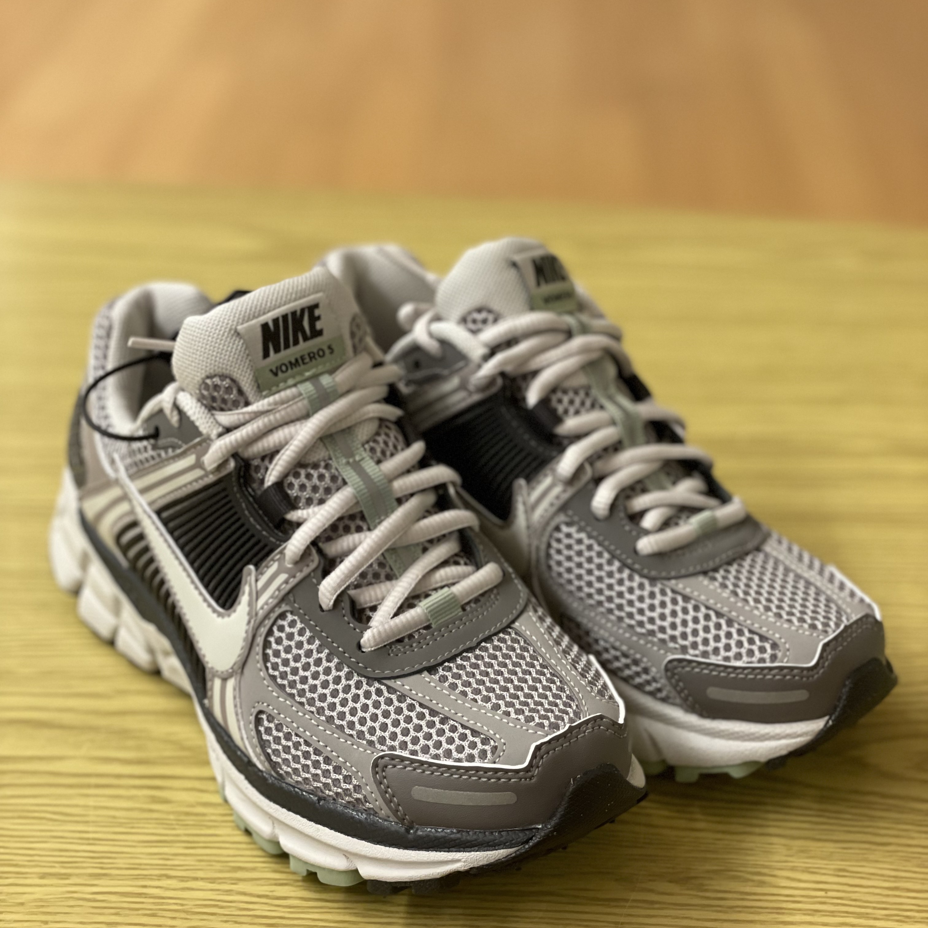 (W) Nike Zoom Vomero 5 Cobblestone and Flat Pewter 착용 스타일