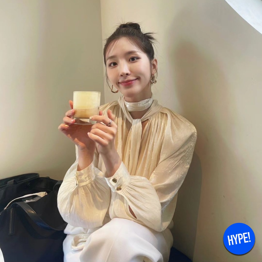 Chanel Coco Crush Ring Quilted Motif Mini & 18K White Gold, (W) Calvin Klein Jeans Volume Neck Cropped Down Puffer White 착용 스타일 - 2