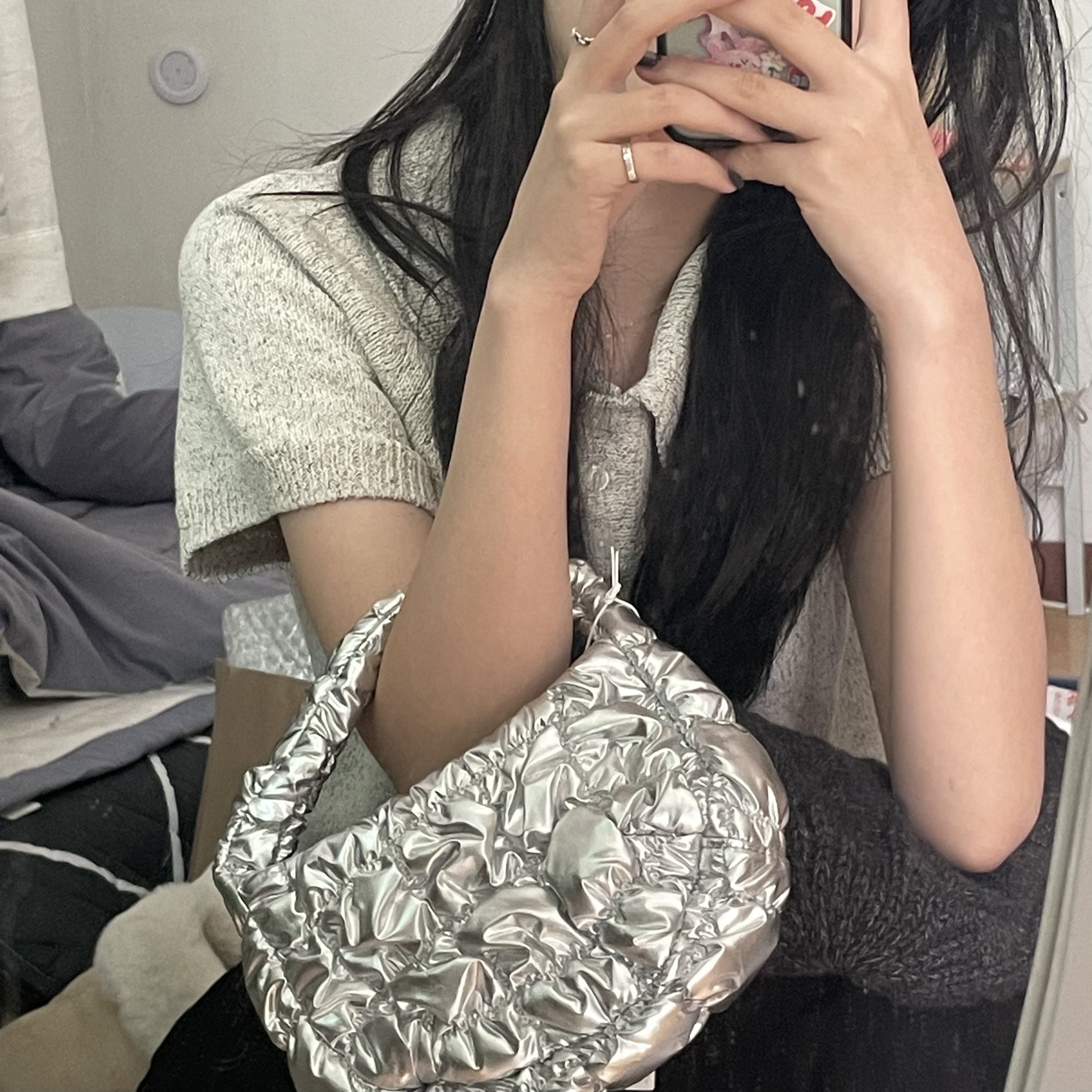 COS Quilted Micro Bag Silver 착용 스타일 - 2