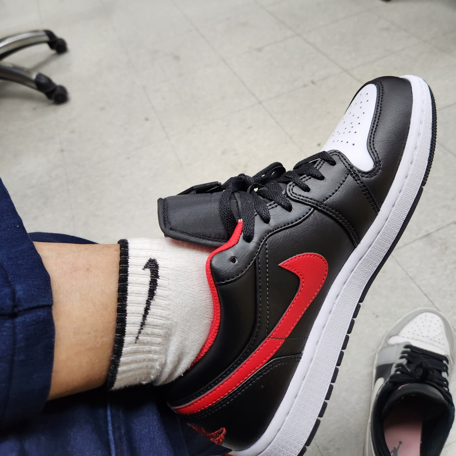 Jordan 1 Low Black Fire Red 착용 스타일
