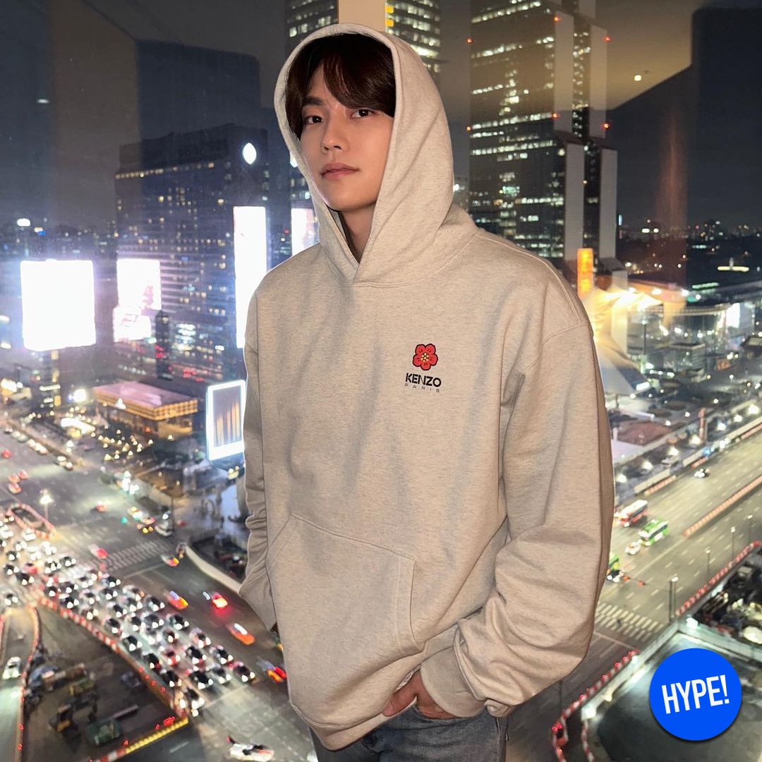 Chanel Coco Crush Ring Quilted Motif Mini & 18K White Gold, (W) Calvin Klein Jeans Volume Neck Cropped Down Puffer White 착용 스타일 - 7