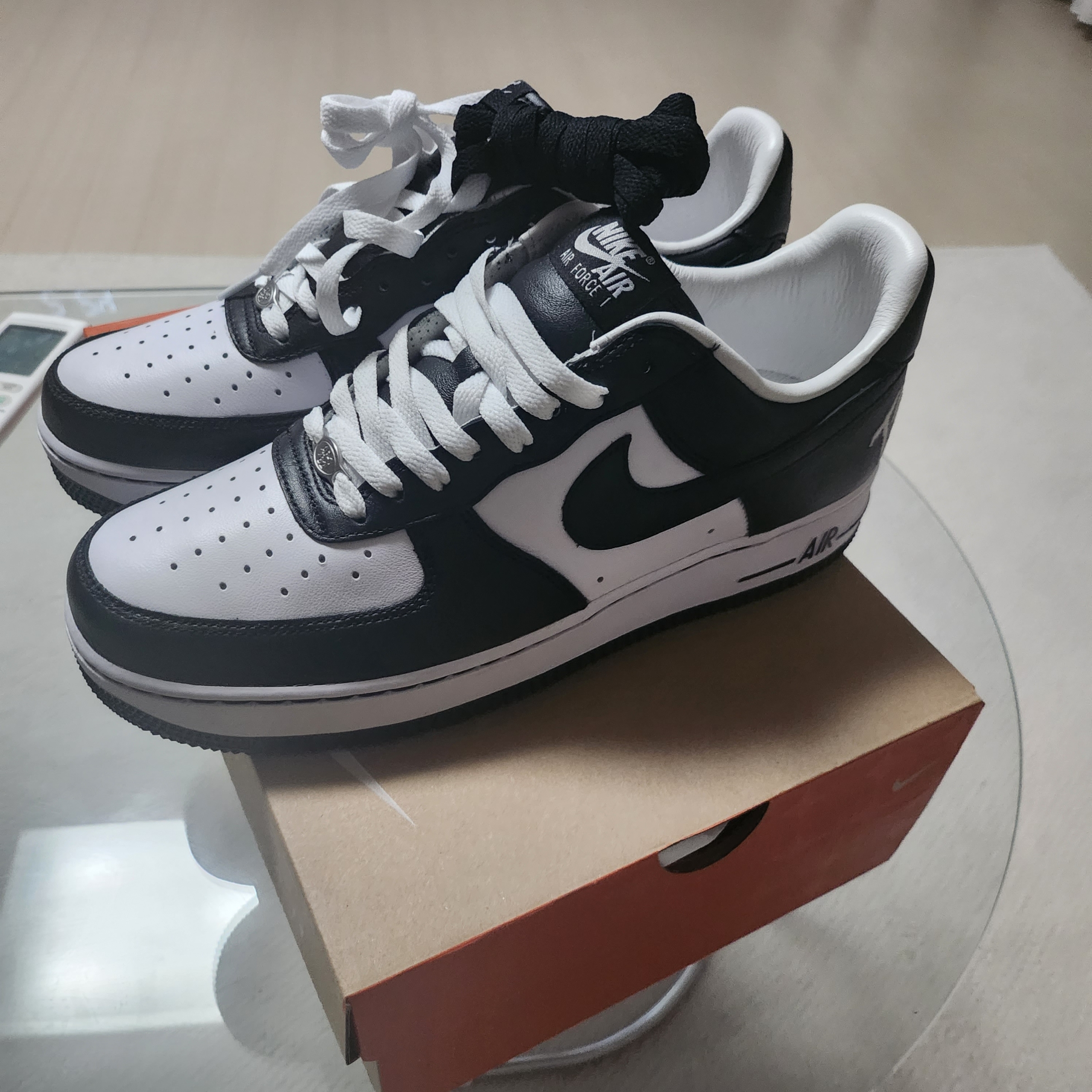 Nike x Terror Squad Air Force 1 Low QS Blackout 착용 스타일