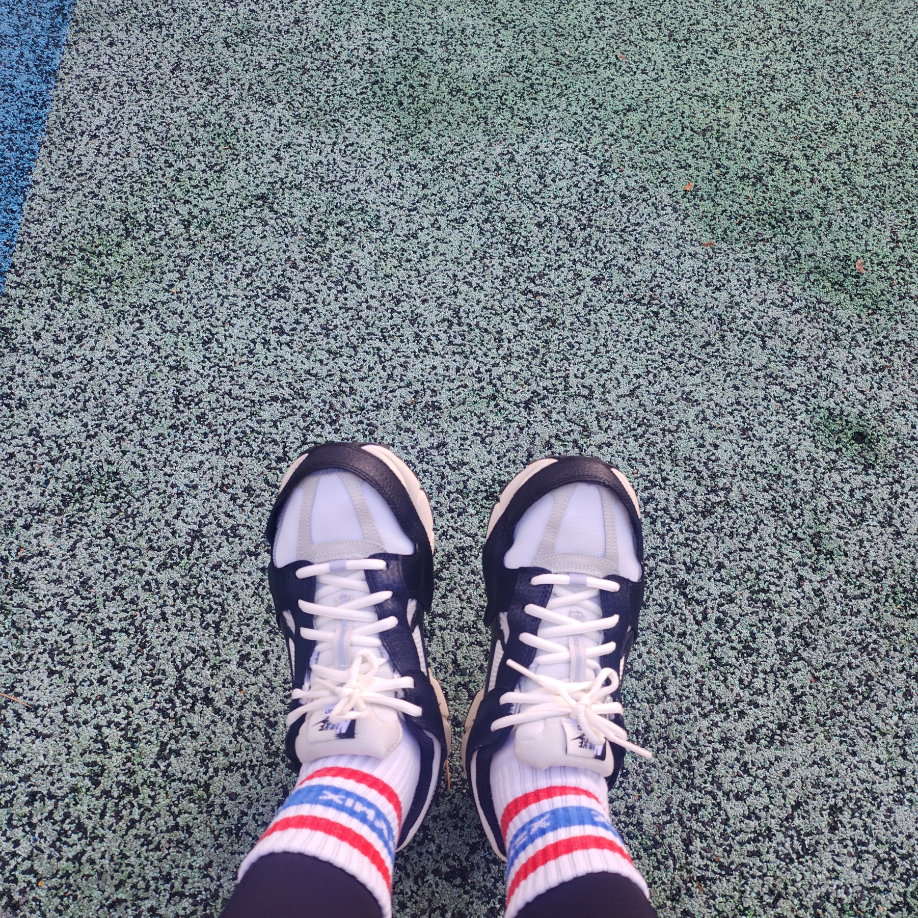 (W) Nike Zoom Vomero 5 Wolf Grey and Black 착용 스타일