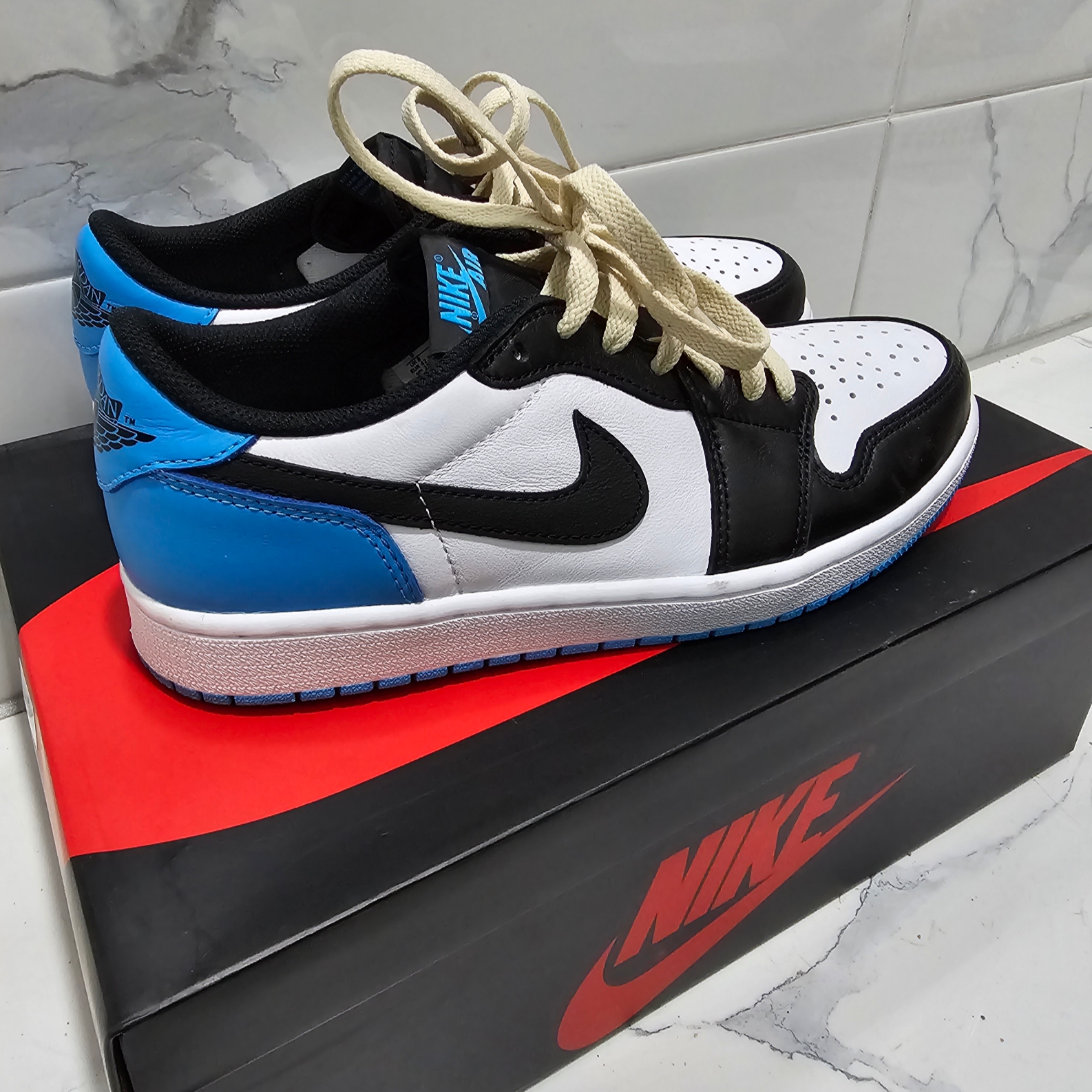 Jordan 1 Retro Low OG Black and Dark Powder Blue 착용 스타일 - 2