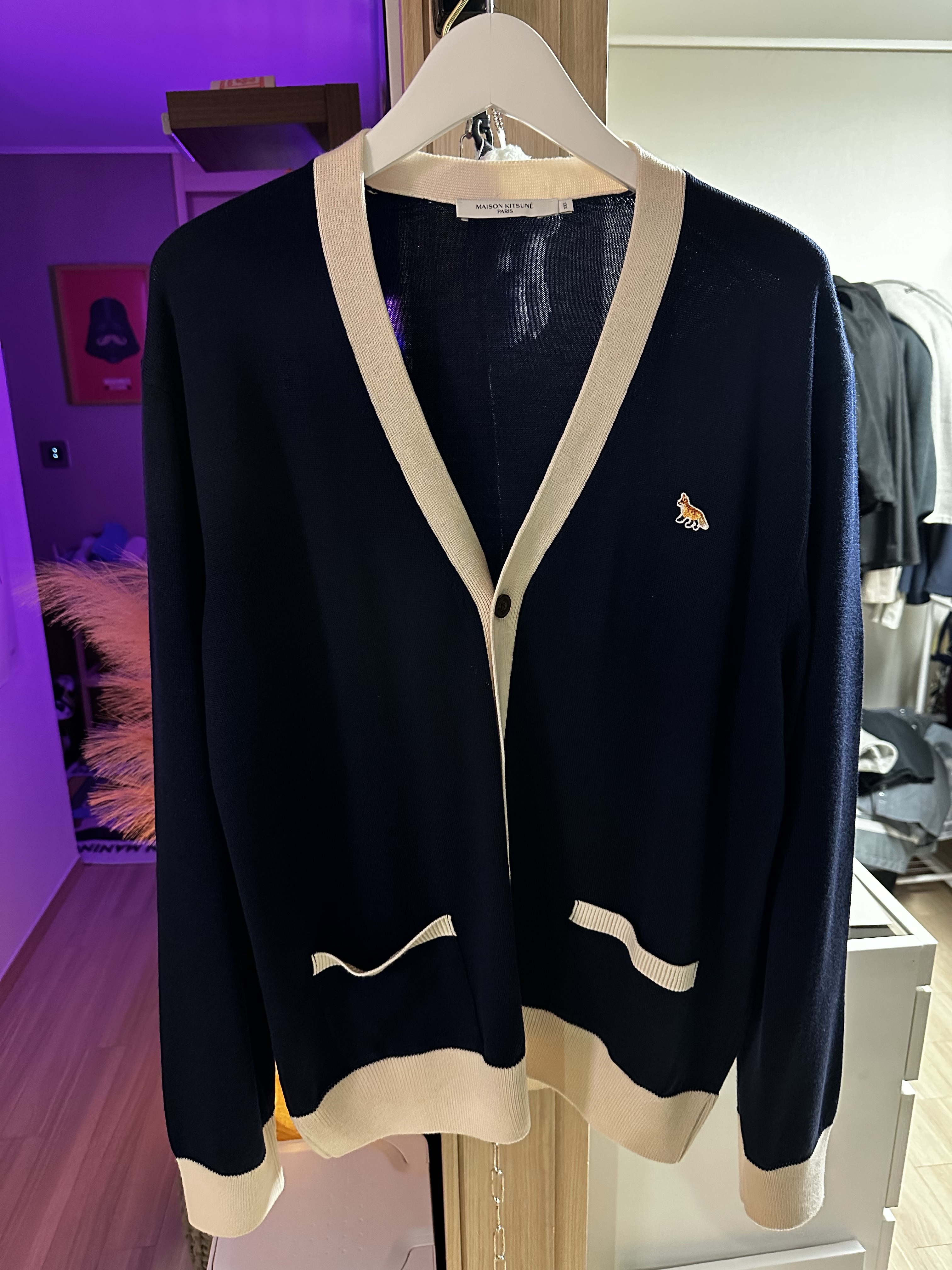 Maison Kitsune Baby Fox Patch Bi-Color Classic Cardigan Navy 착용 스타일