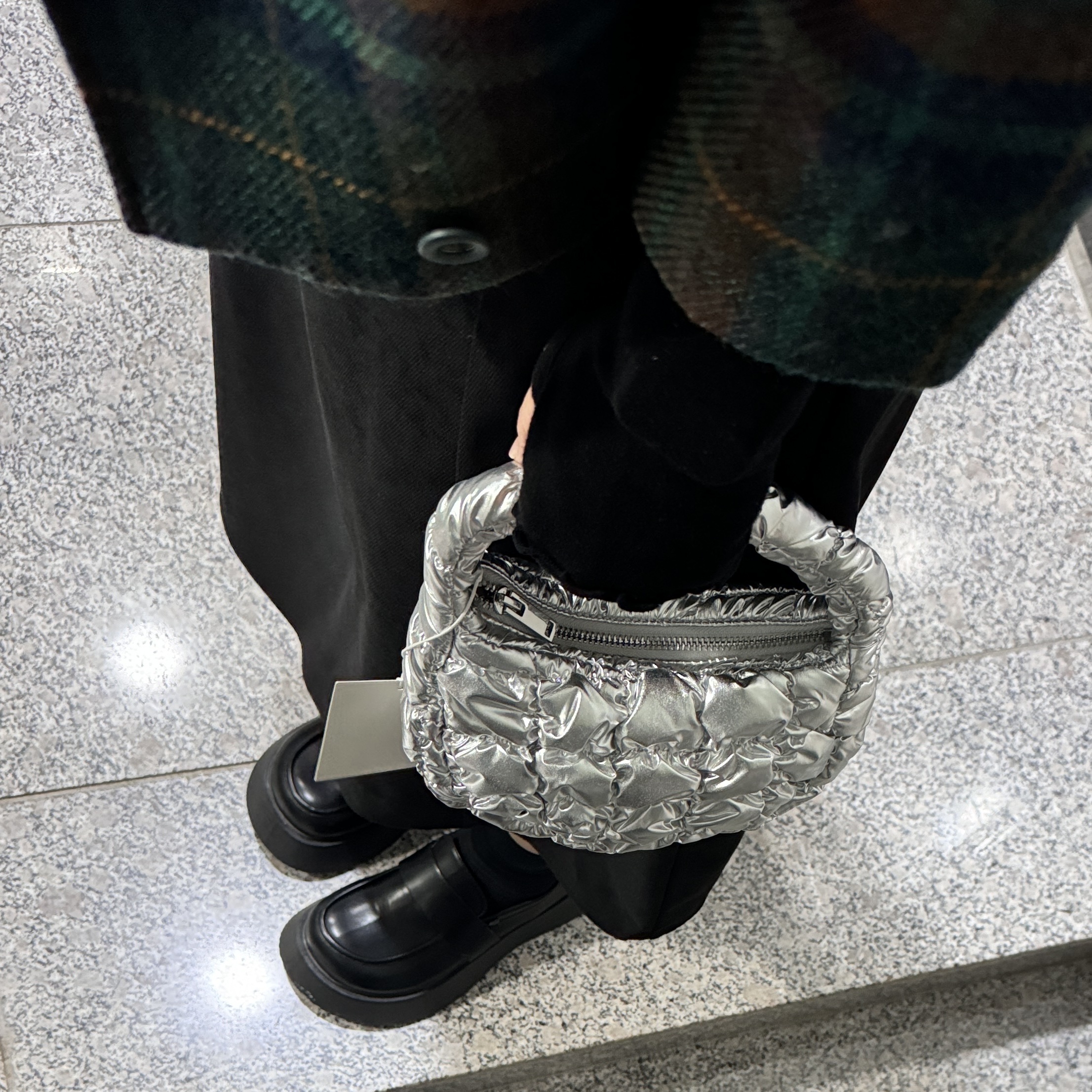 COS Quilted Micro Bag Silver 착용 스타일