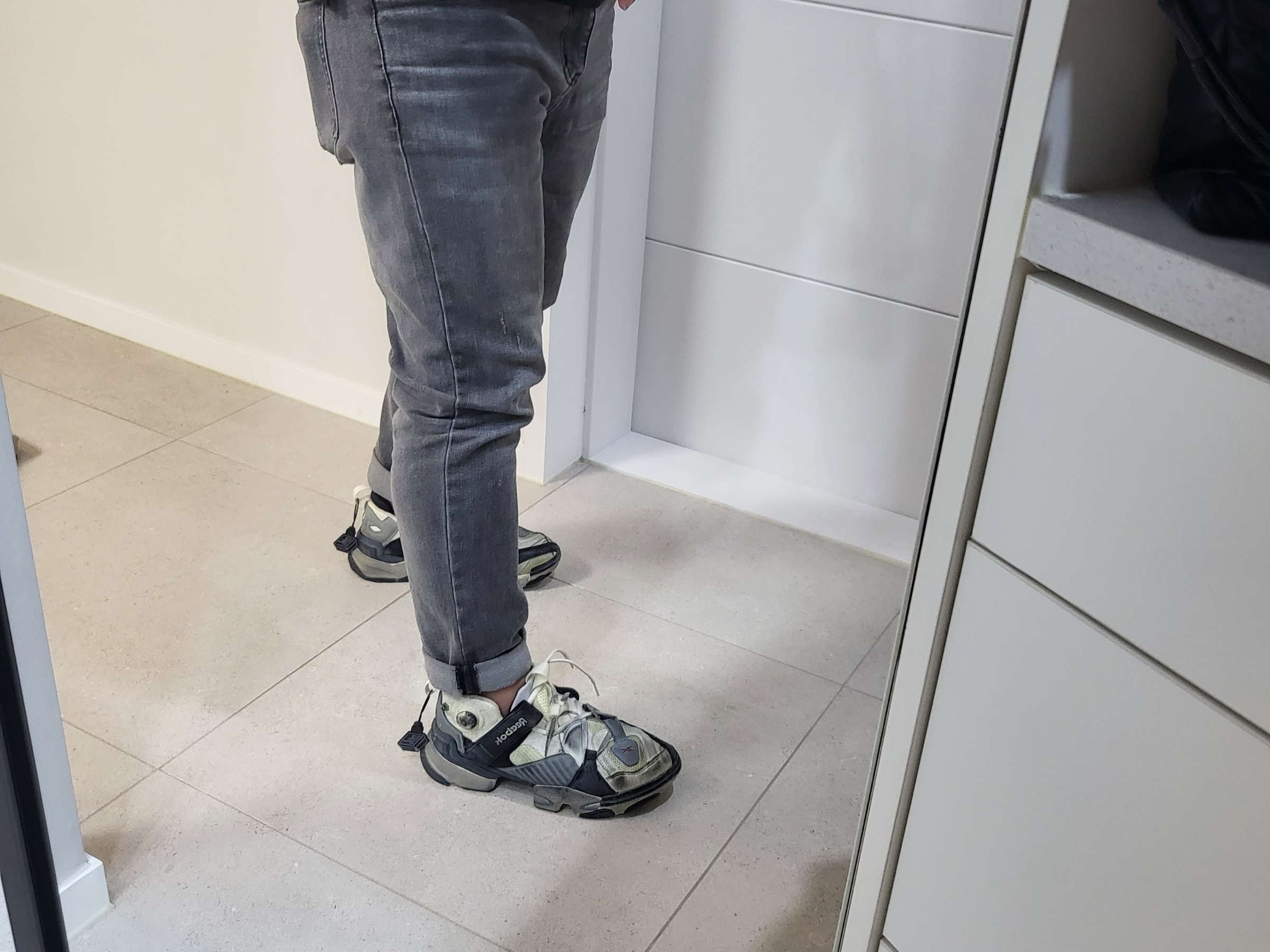 Reebok x Vetements Genetically Modified Pump Dirty Grey 착용 스타일 - 3