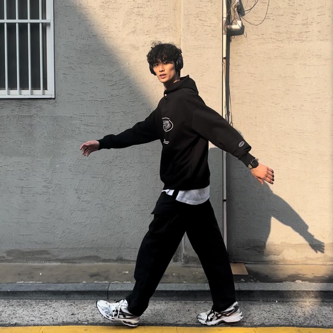 Opening Project Oval Logo Hoodie Black, Opening Project Oval Logo Hoodie Charcoal 착용 스타일 - 2