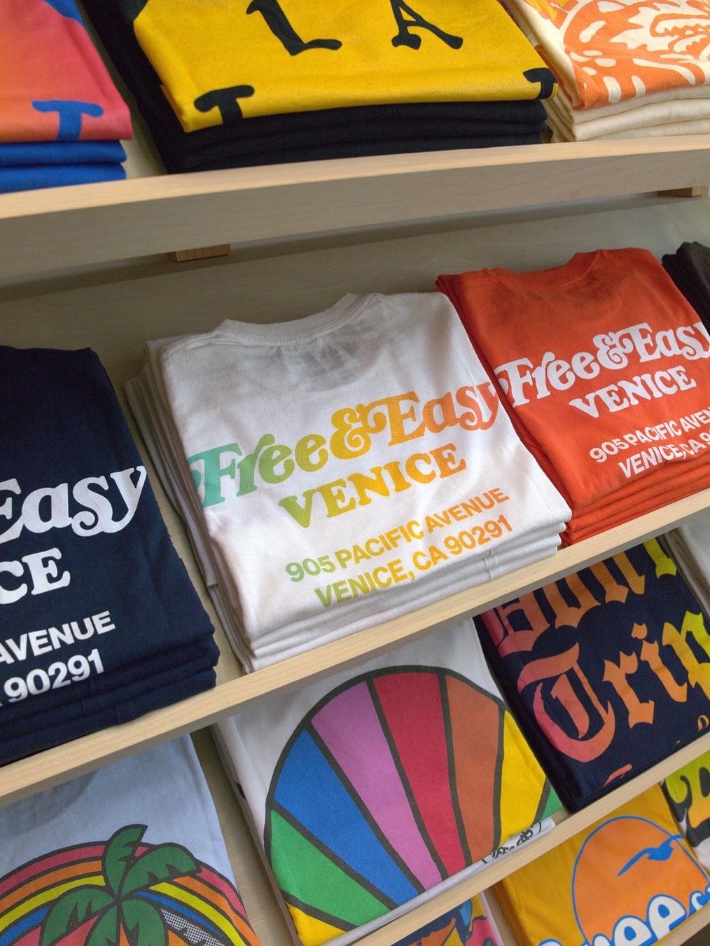 Free & Easy Don't Trip Drop Shadow SS T-Shirt Neon Orange, Free & Easy Spectrum SS T-Shirt Vanilla 착용 스타일