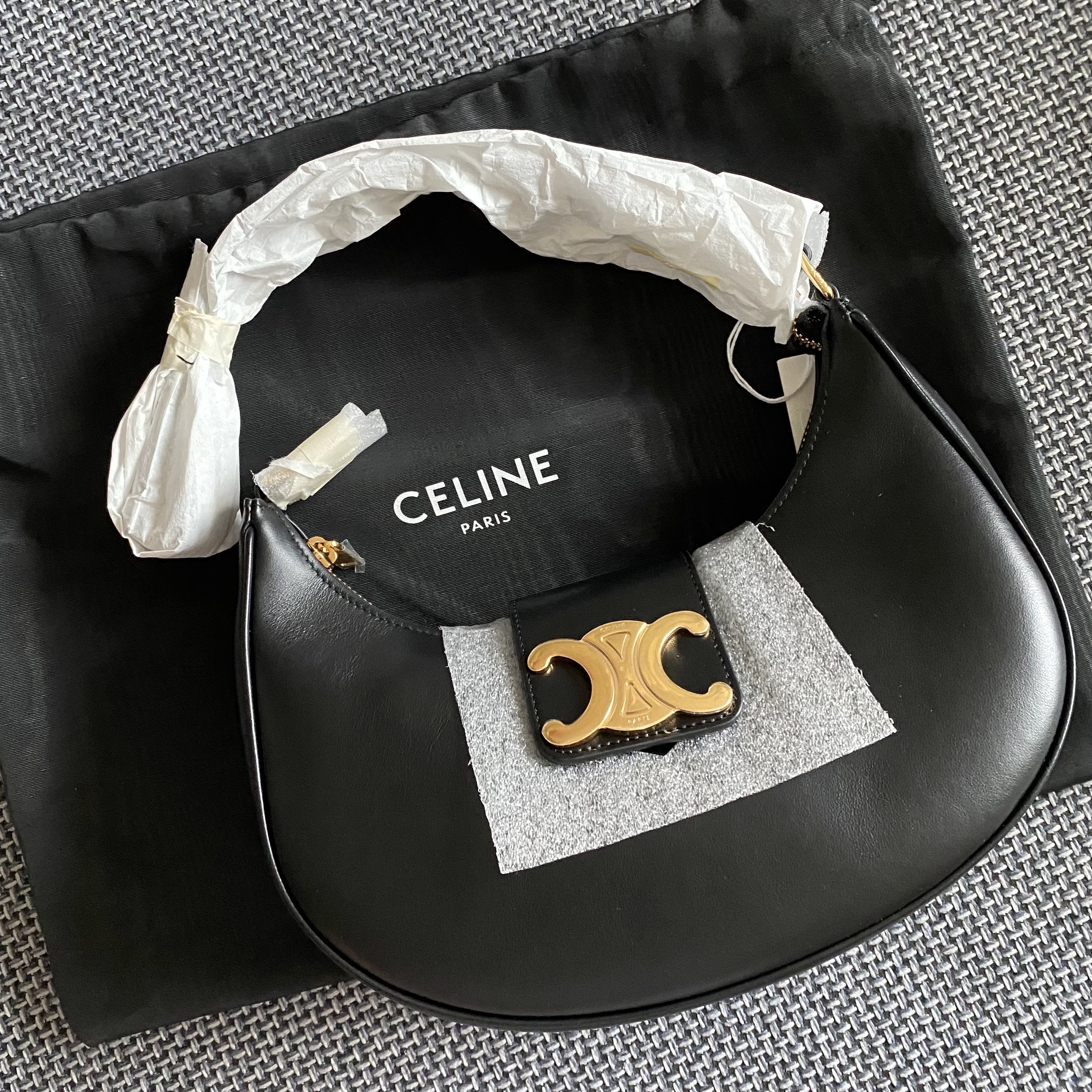 Celine Medium Ava Triomphe Bag in Smooth Calfskin Black 착용 스타일
