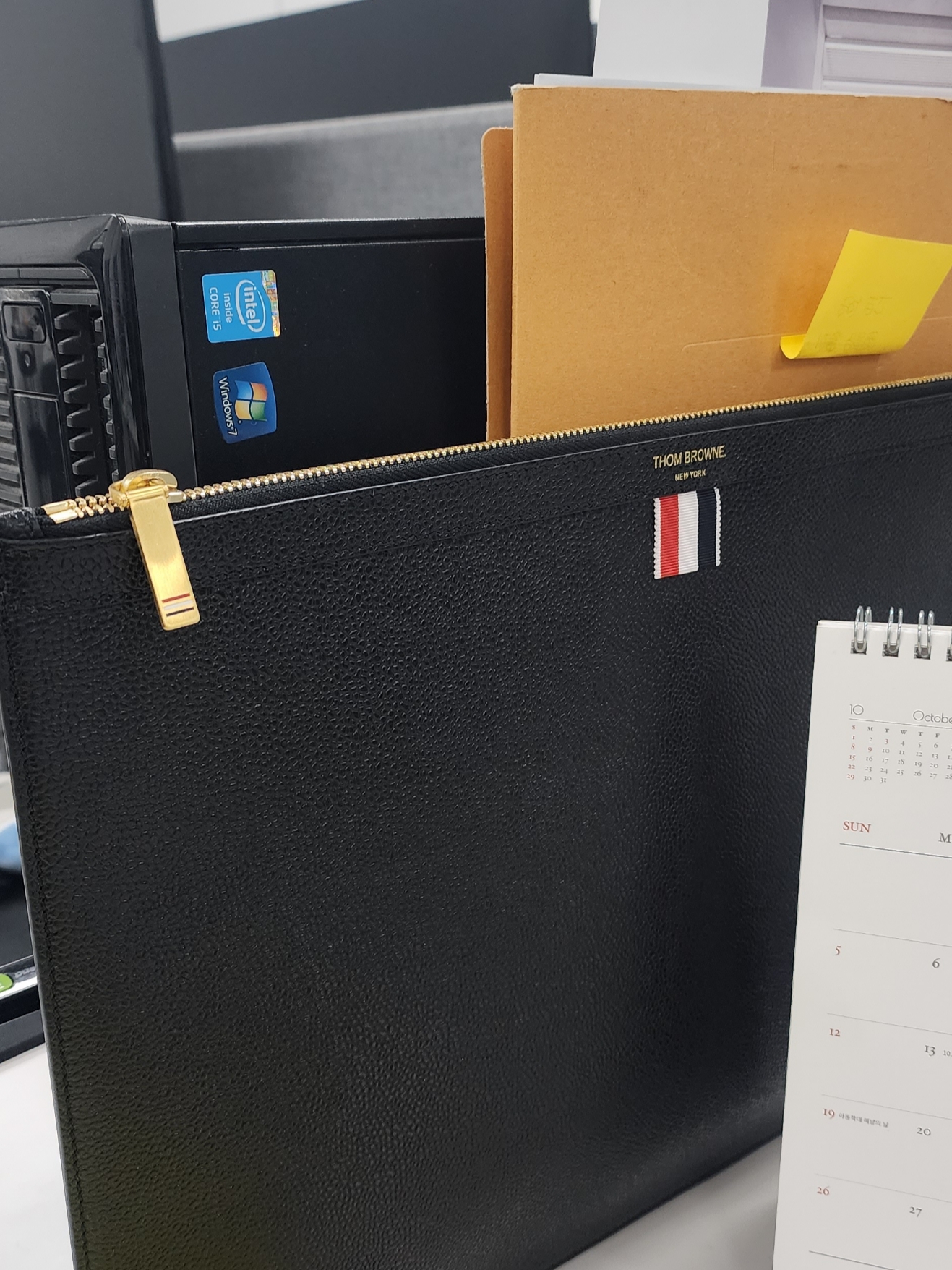 Thom Browne Pebble Grain Leather Large Zipper Laptop Holder Black 착용 스타일