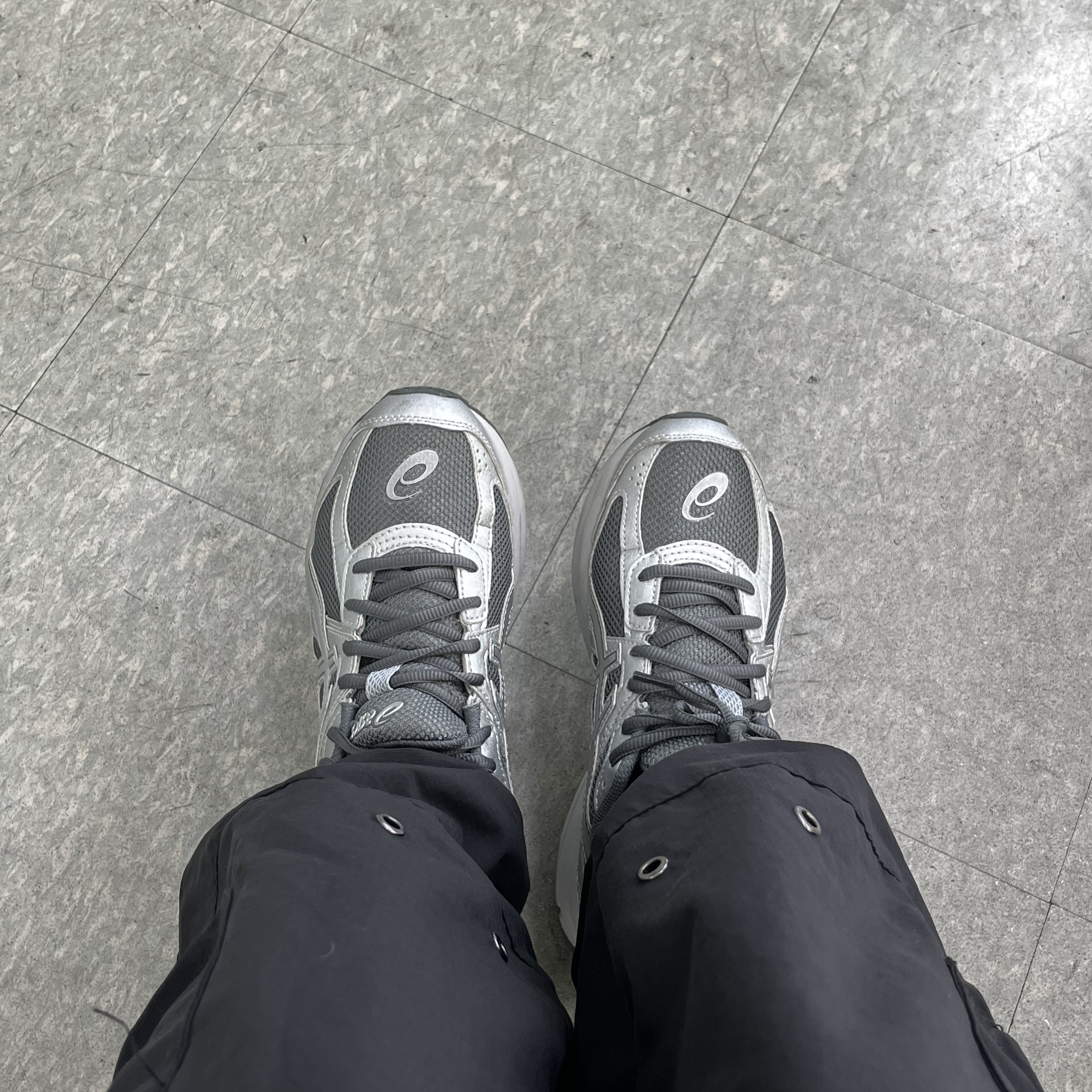 Asics Jog 100 S SMU Sheet Rock Pure Silver - 2E Wide 착용 스타일