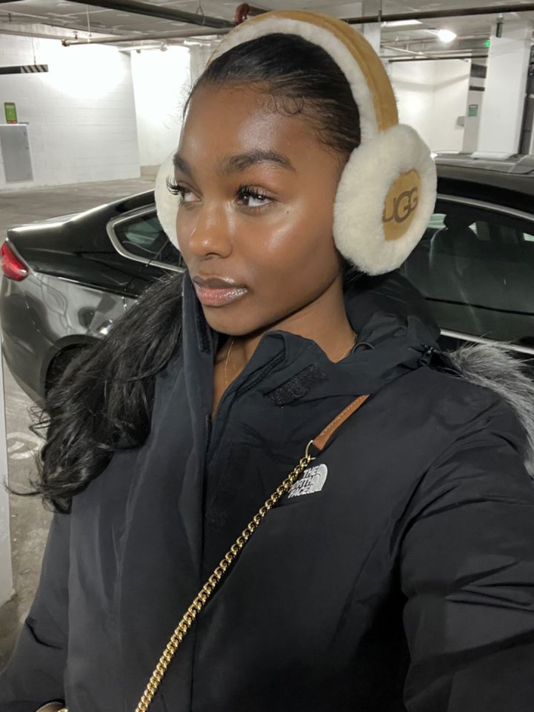 Chanel Earmuffs Shearling Lambskin Black White, (W) UGG Embroidered Logo Earmuff Chestnut 착용 스타일 - 4