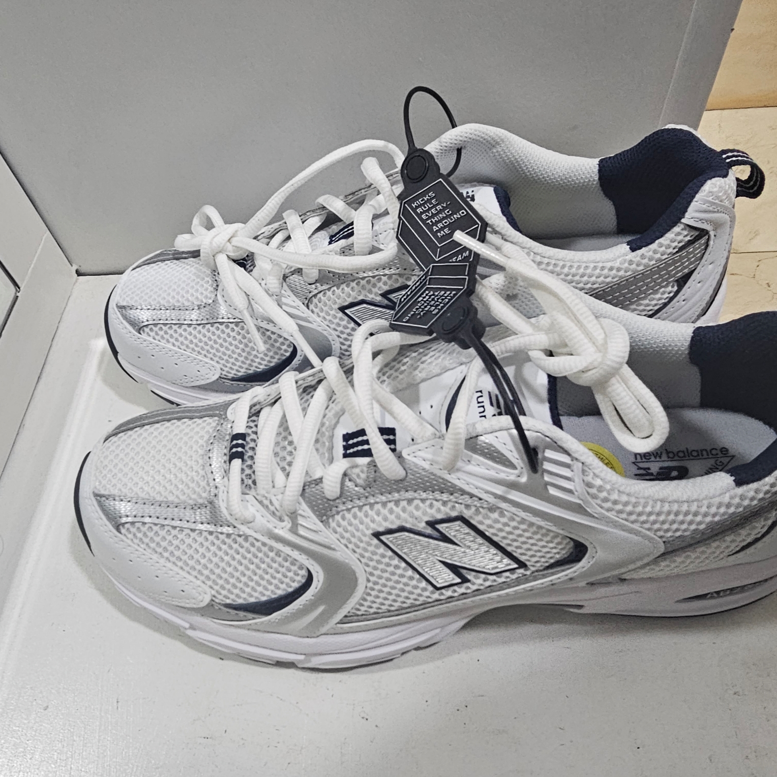 New Balance 530 White 착용 스타일