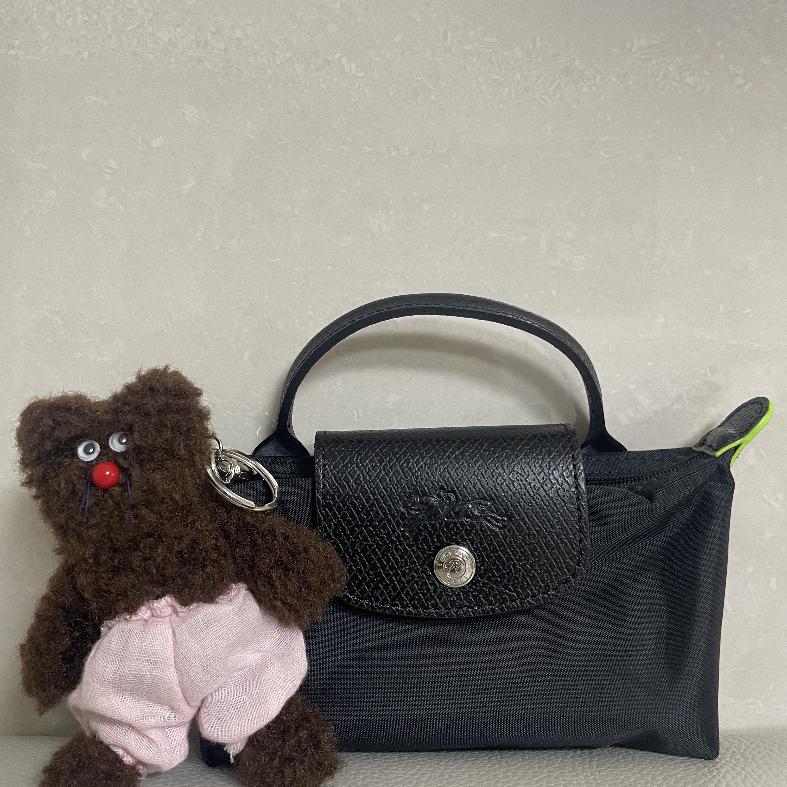 Longchamp Le Pliage Green Handle Pouch Black 착용 스타일