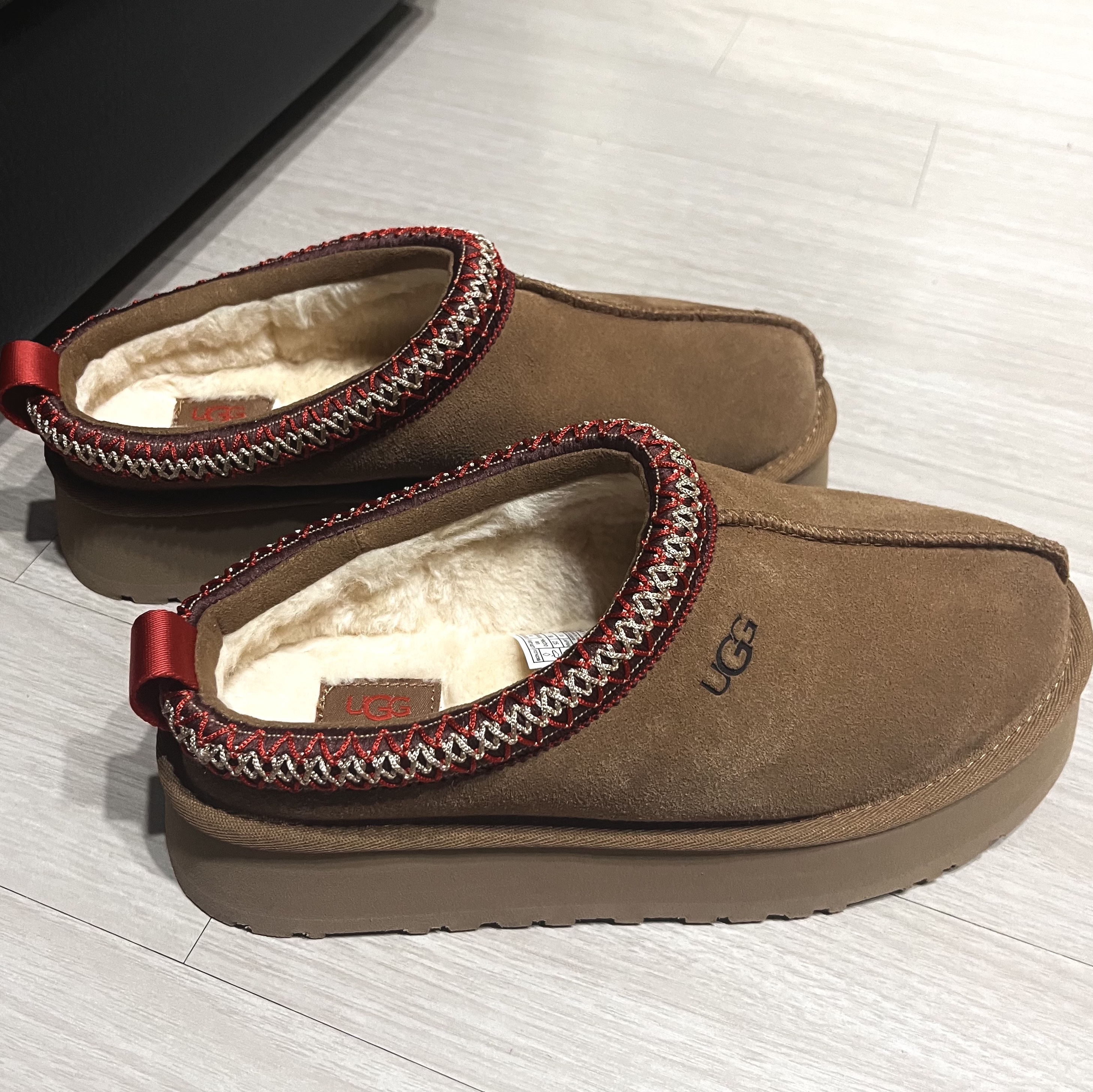 (W) UGG Tazz Slipper Chestnut 착용 스타일