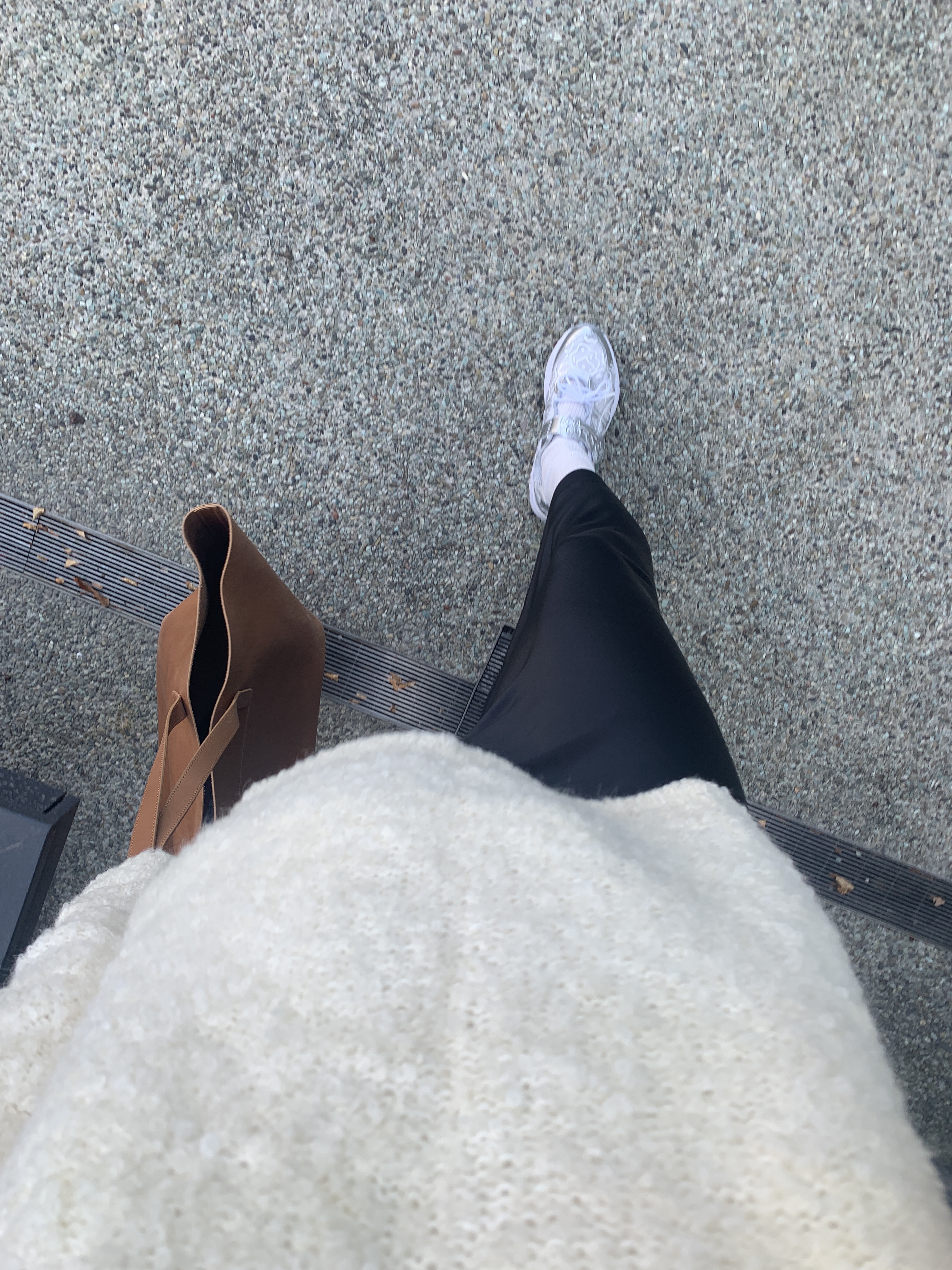 Asics x Cecilie Bahnsen GT-2160 White, (W) Celine Triomphe 01 Sunglasses in Acetate Black 착용 스타일 - 5