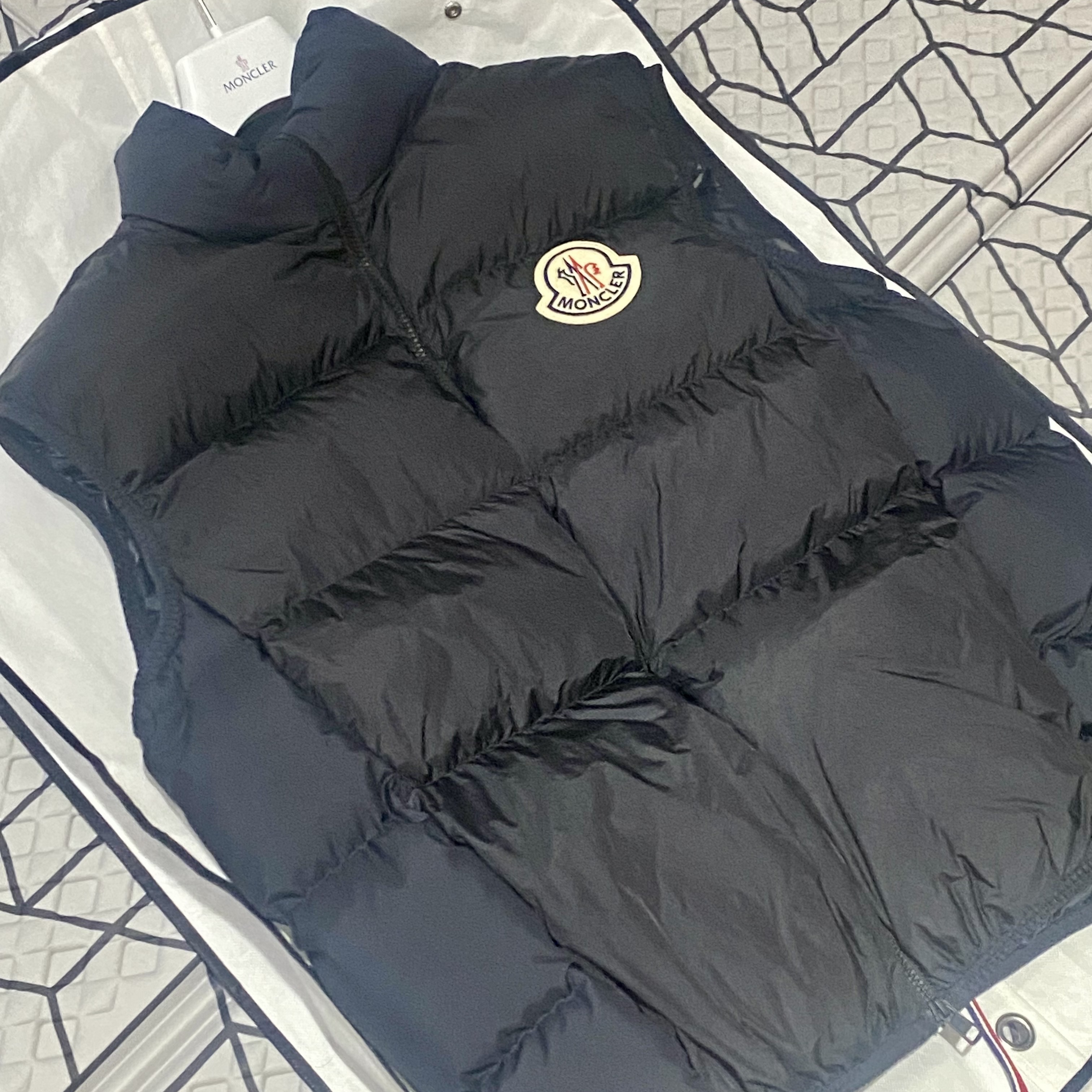 Moncler Almaz Down Gilet Black Navy Blue - 23FW 착용 스타일 - 1