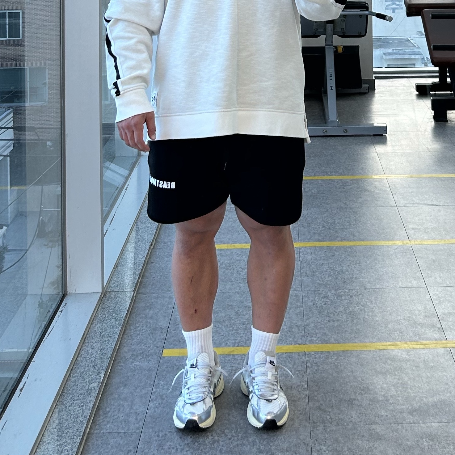 Nike V2K Run Summit White Metallic Silver 착용 스타일
