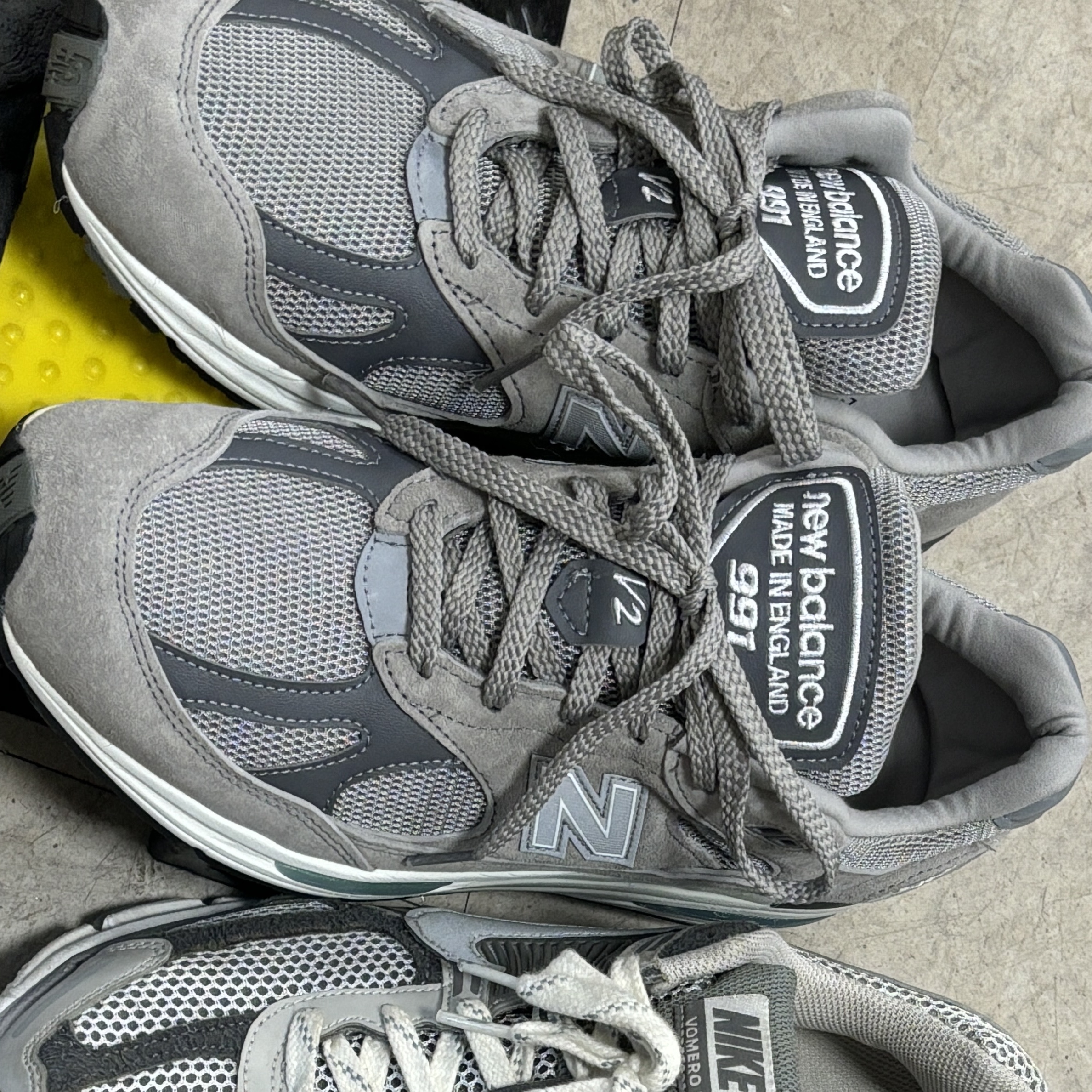 New Balance 991v2 Made in UK Rock Ridge Alloy Silver, Nike Zoom Vomero 5 PRM Light Iron Ore and Flat Fewter 착용 스타일