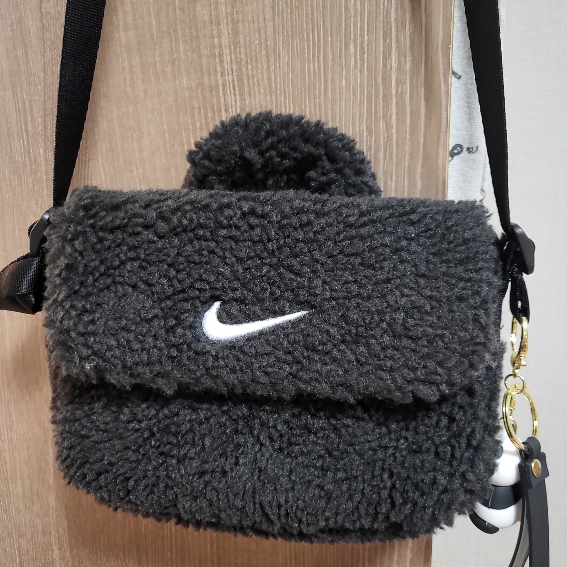 (Kids) Nike NSW Faux Fur Crossbody Bag Black 착용 스타일 - 1