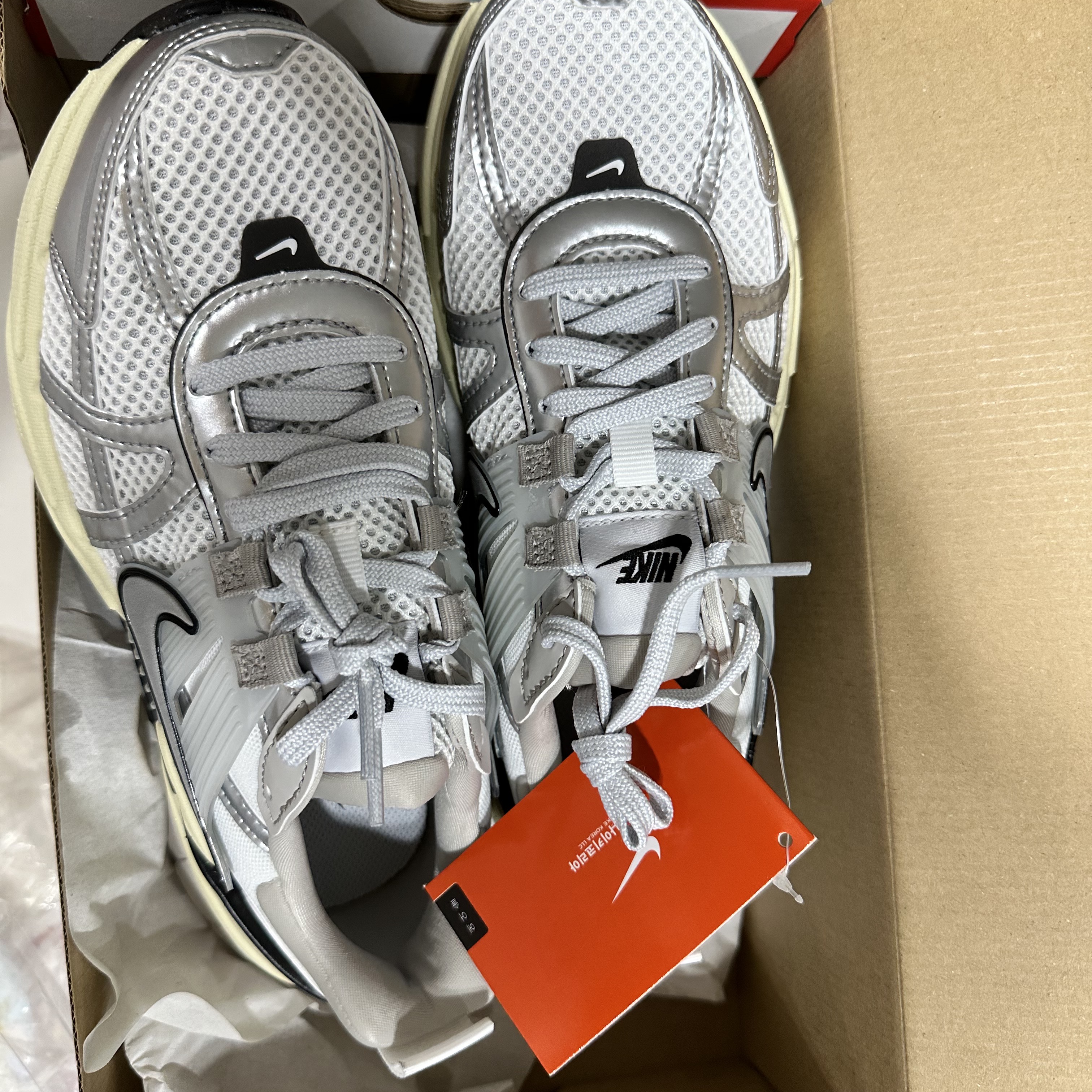 Nike V2K Run Summit White Metallic Silver 착용 스타일