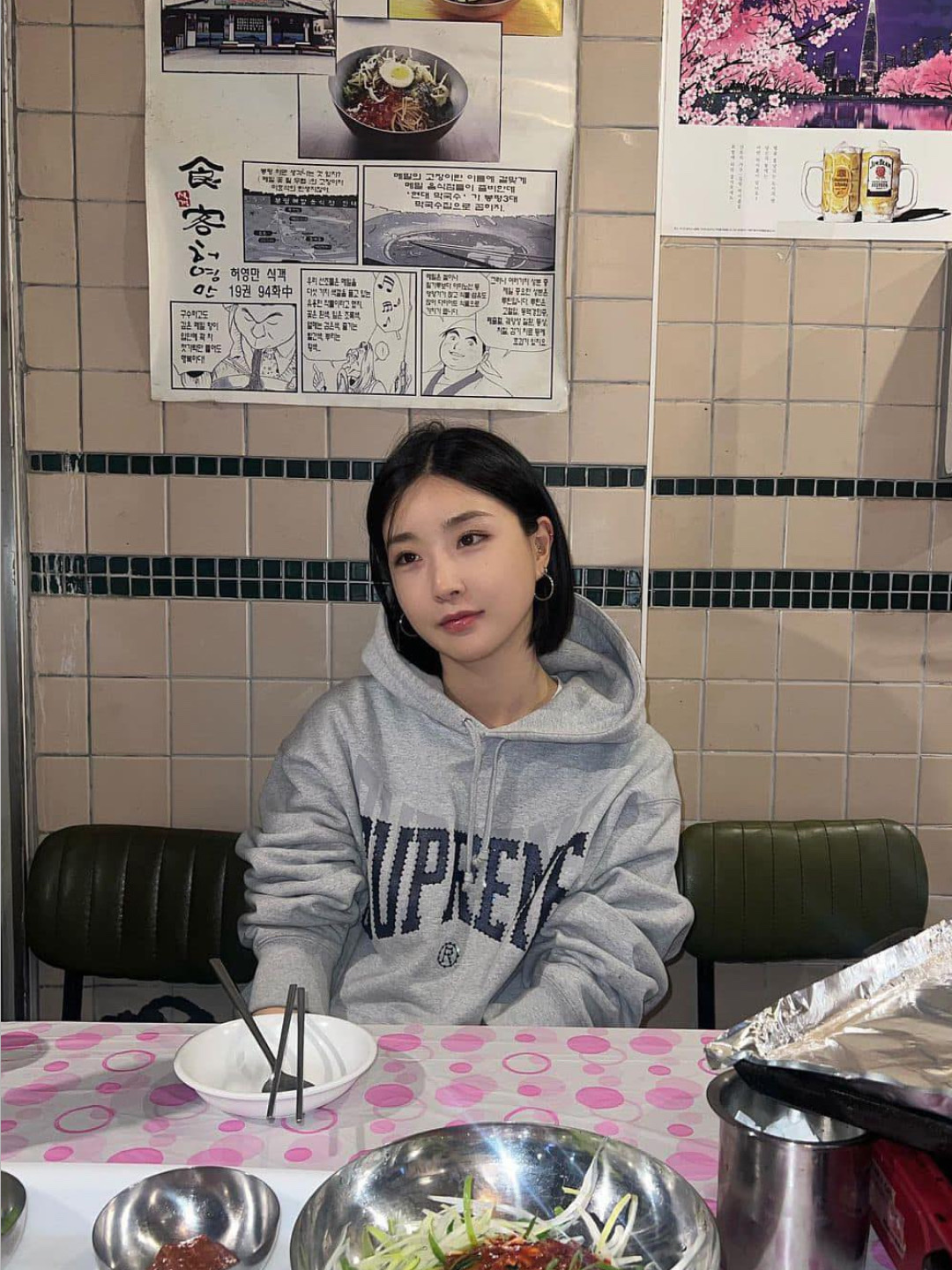 Supreme Small Box Zip Up Hooded Sweatshirt Flowers - 23FW, Supreme Varsity Hooded Sweatshirt Black - 23FW 착용 스타일 - 5