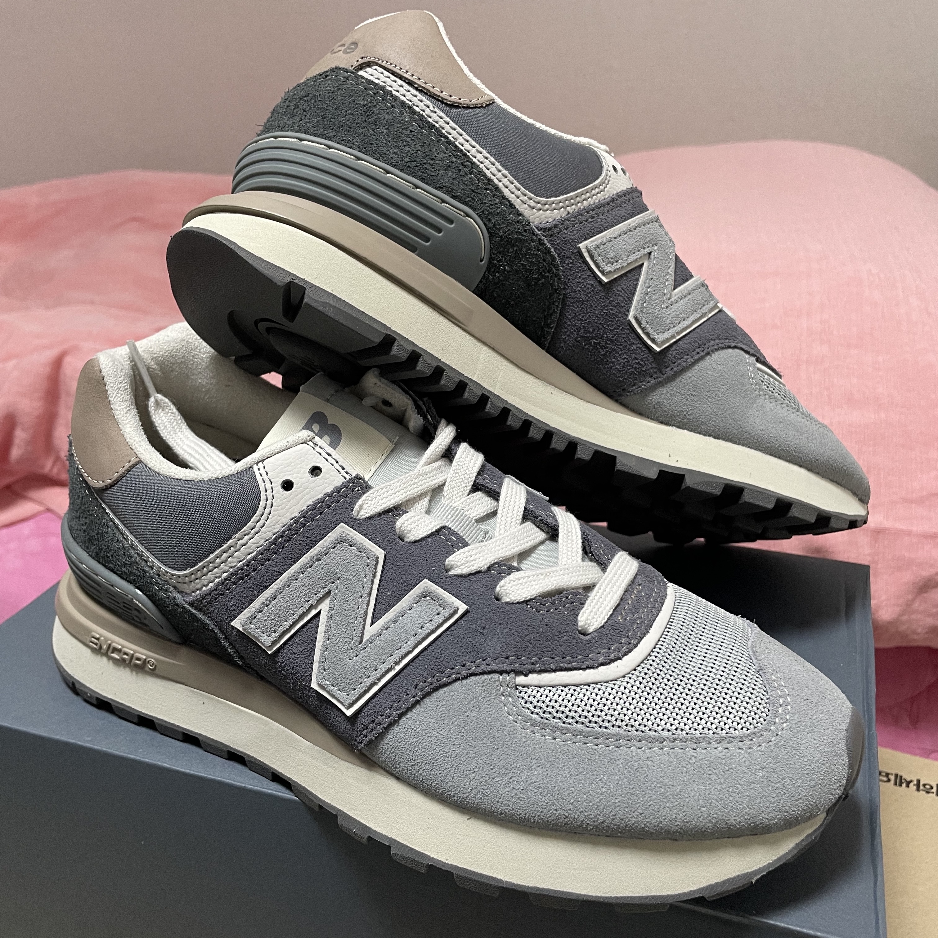 New Balance 574 Legacy Grey 착용 스타일 - 2