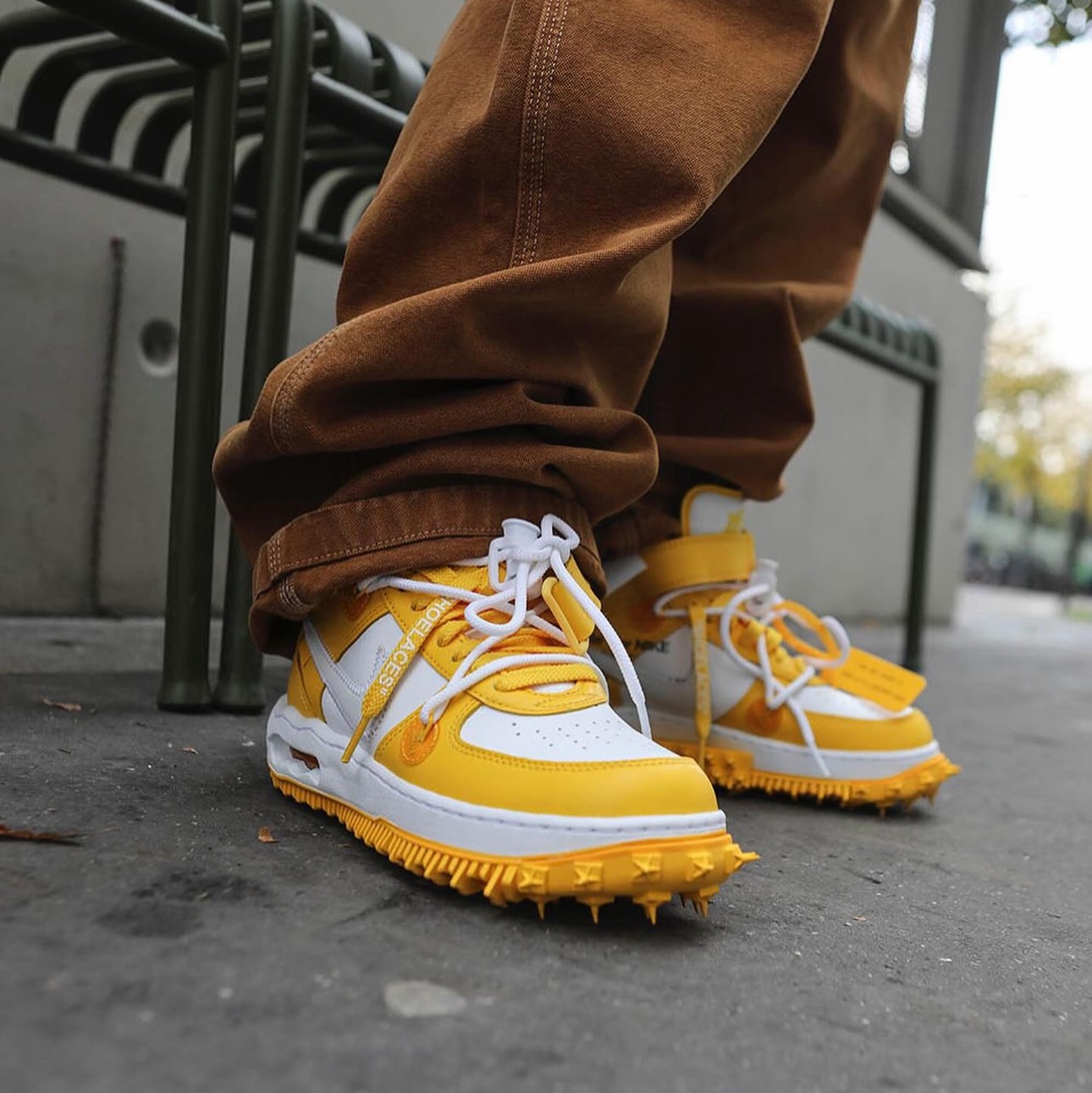 Nike x Off-White Air Force 1 Mid SP Leather Varsity Maize 착용 스타일 - 2
