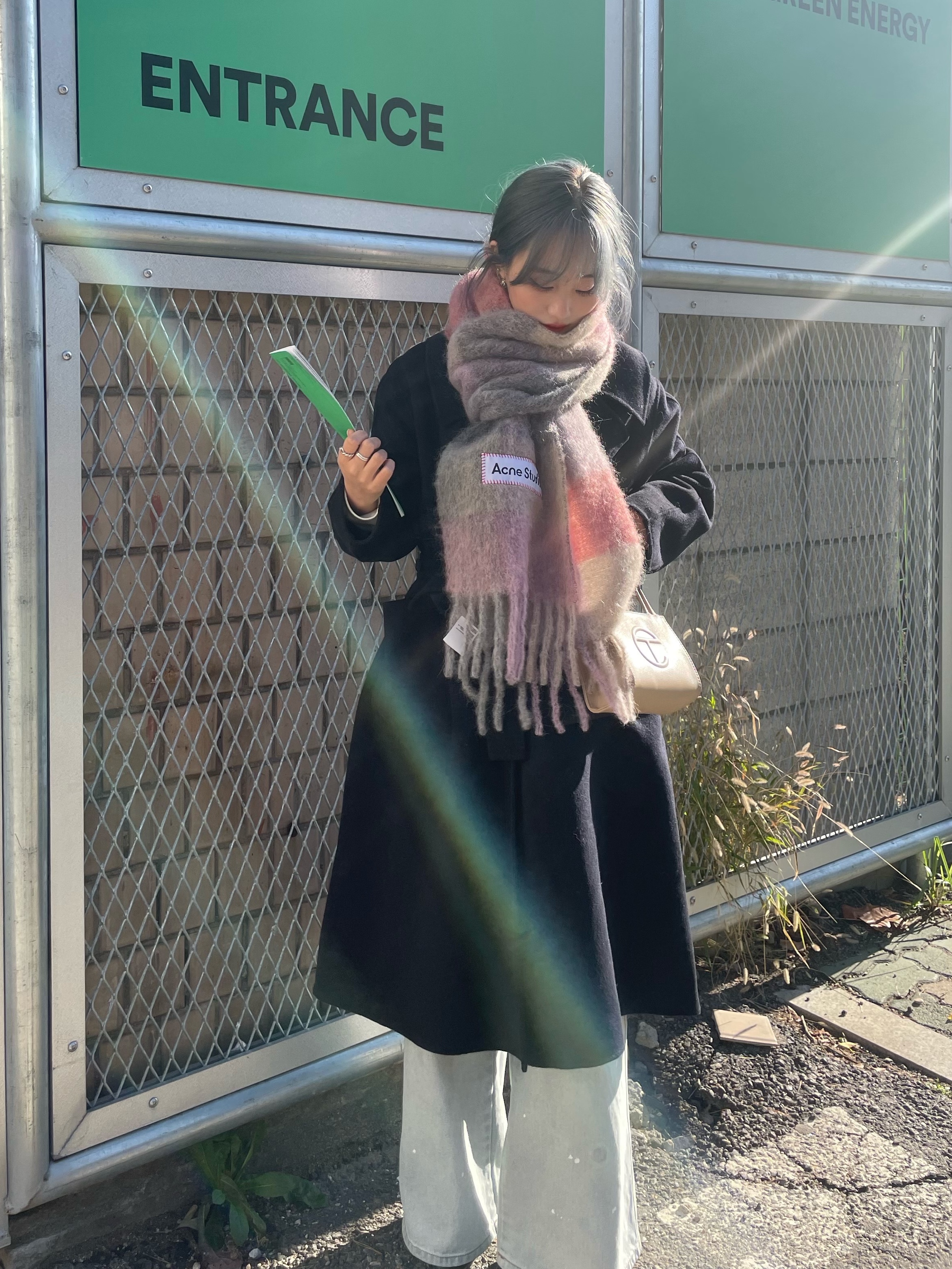 Acne Studios Mohair Check Muffler Fuchsia Lilac Pink, Telfar Small Shopping Bag Cream 착용 스타일