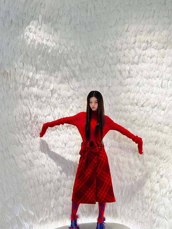 (W) Play Comme des Garcons Double Heart Cardigan Red, Auralee Felted Wool Knit V-Neck P/O Red Orange 착용 스타일 - 4