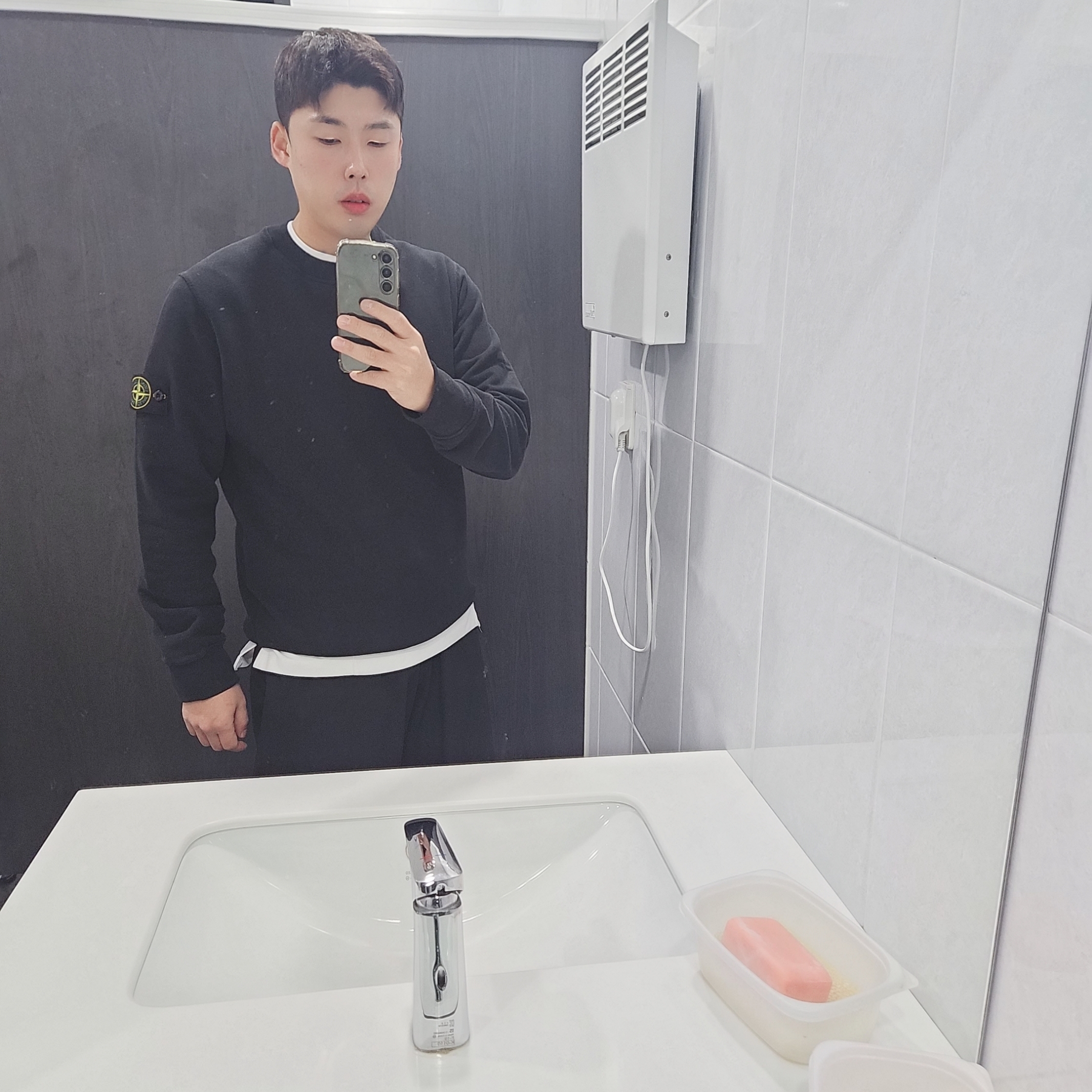 Stone Island 63020 Crewneck Sweatshirt Black - 22FW 착용 스타일 - 2