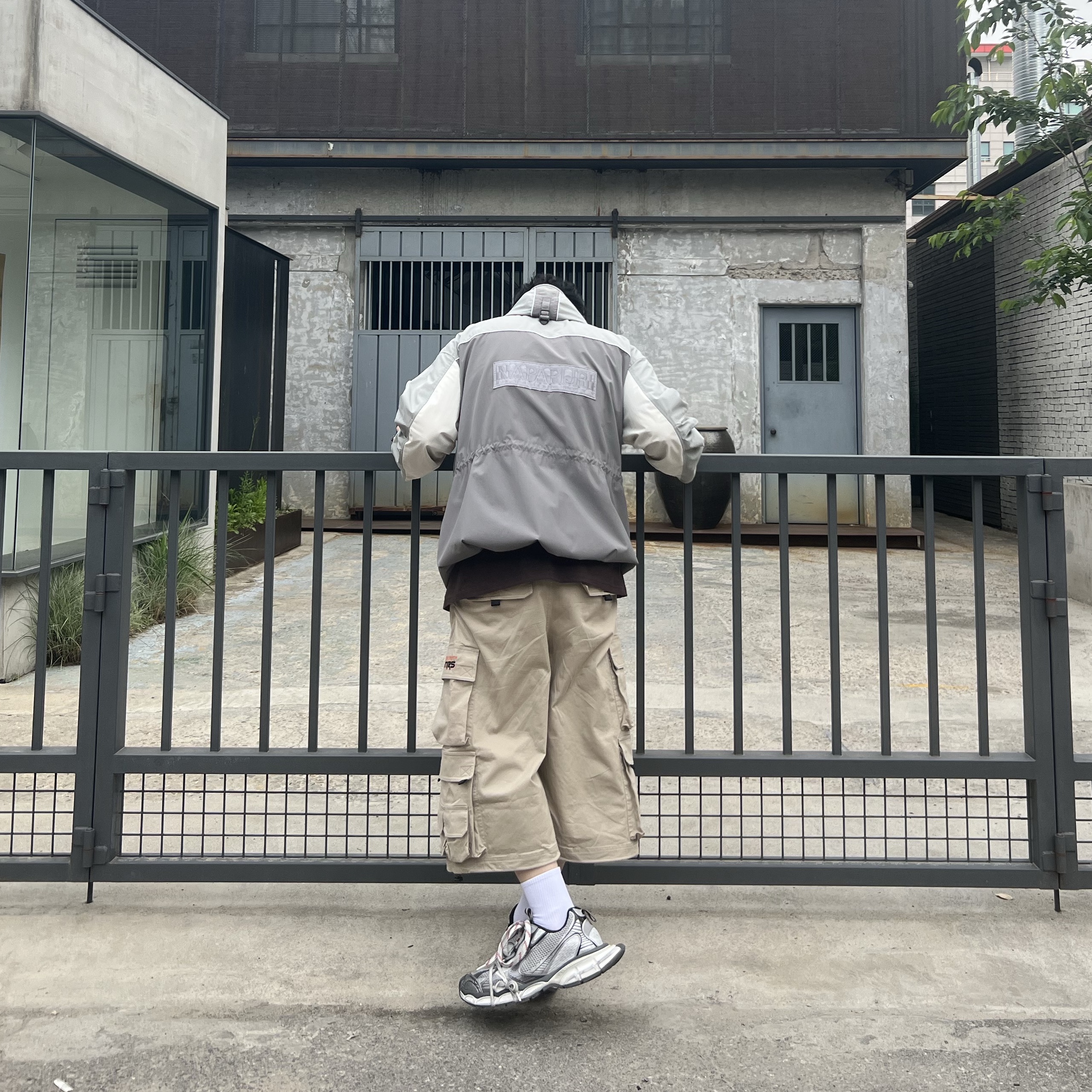 Balenciaga 3XL Sneakers Grey White Red 착용 스타일