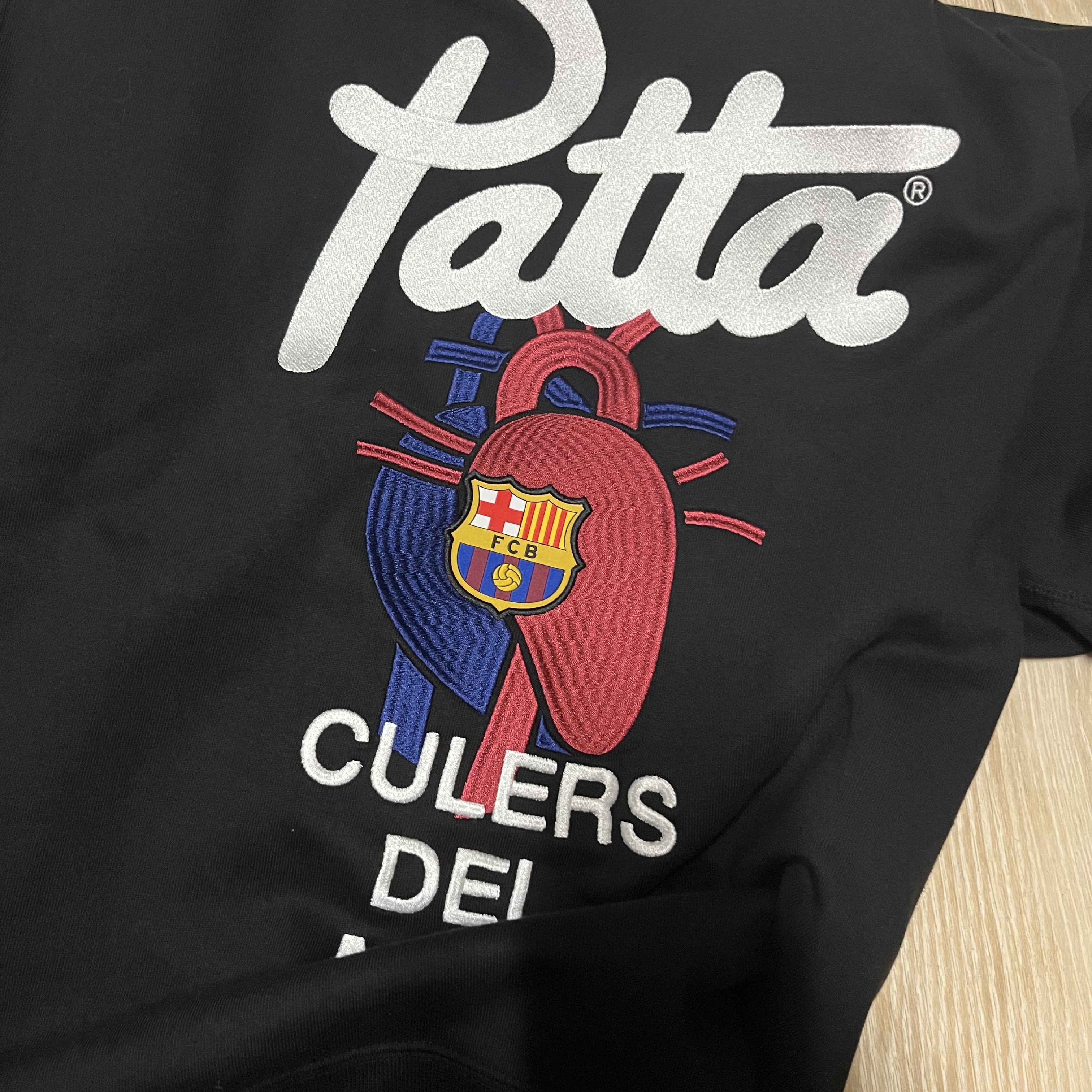 Nike x Patta x FC Barcelona Solo Swoosh Hoodie Culers del Món (FD4147-010) 착용 스타일 - 2