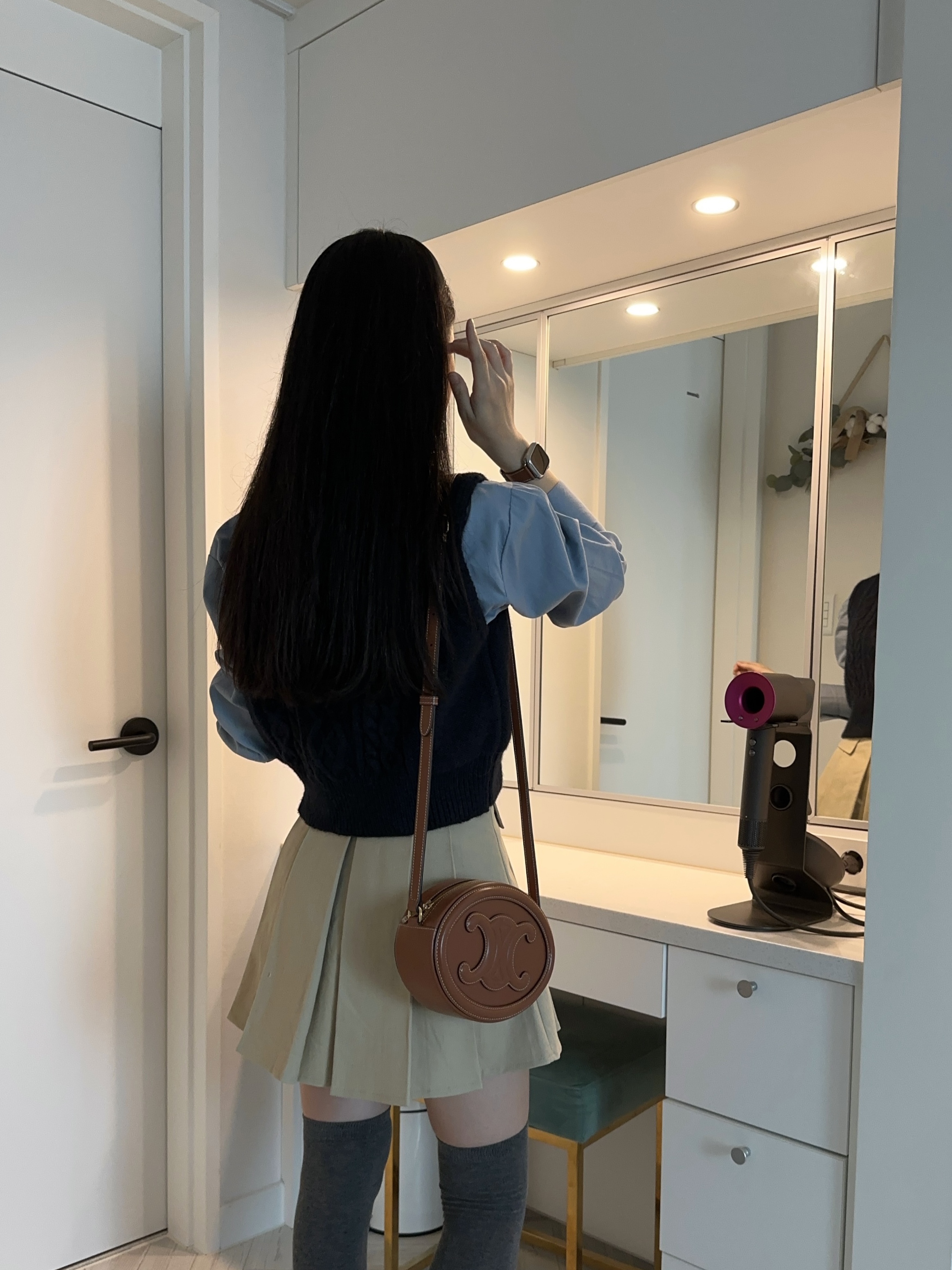 Celine Oval Bag Cuir Triomphe in Smooth Calfskin Tan 착용 스타일 - 2