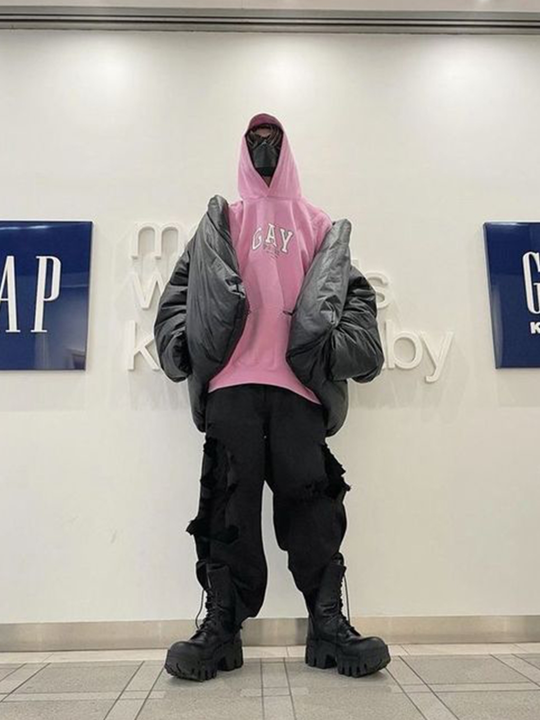 Yeezy Gap Engineered By Balenciaga Round Jacket 2 Black, Yeezy Gap Round Jacket Black 착용 스타일 - 3