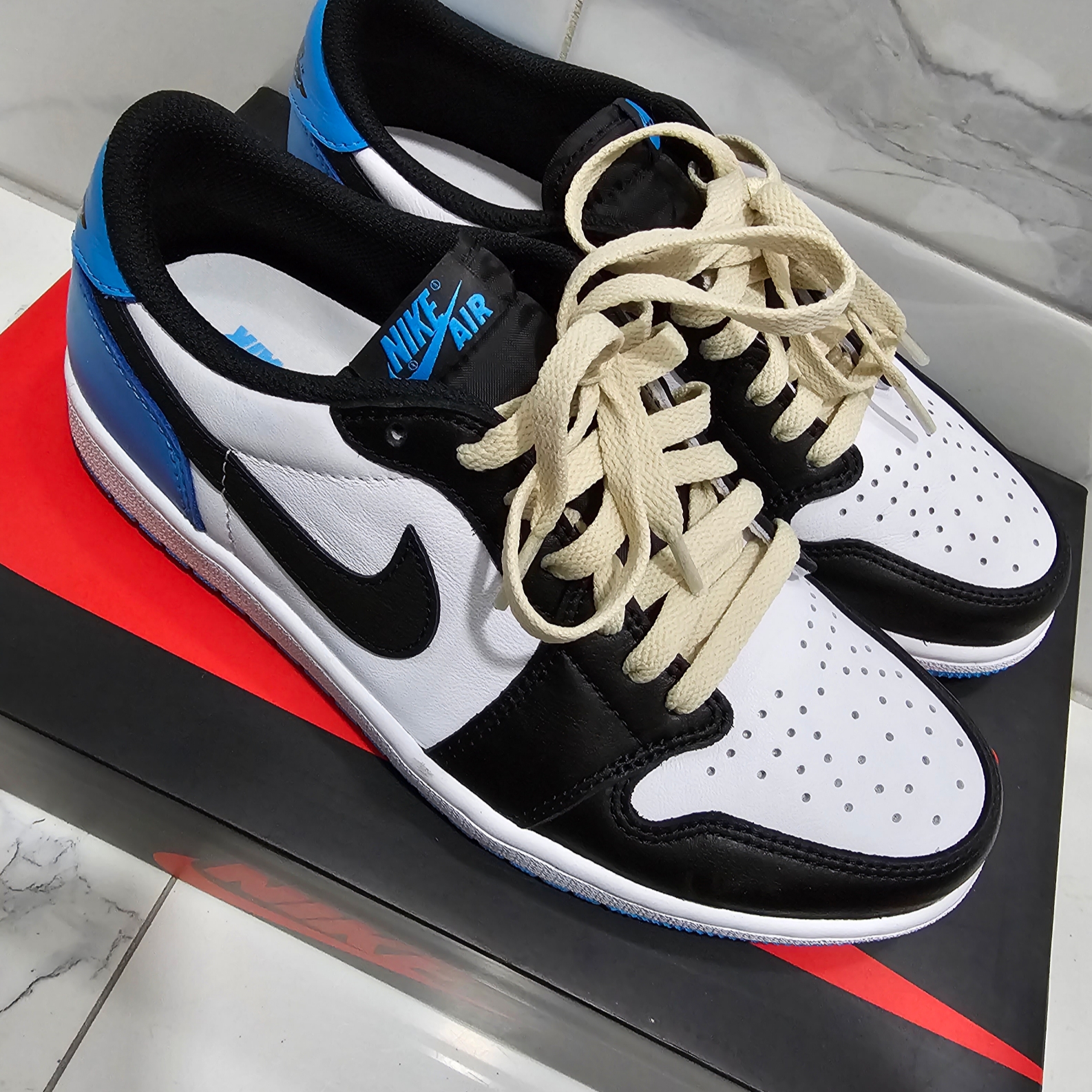 Jordan 1 Retro Low OG Black and Dark Powder Blue 착용 스타일 - 1