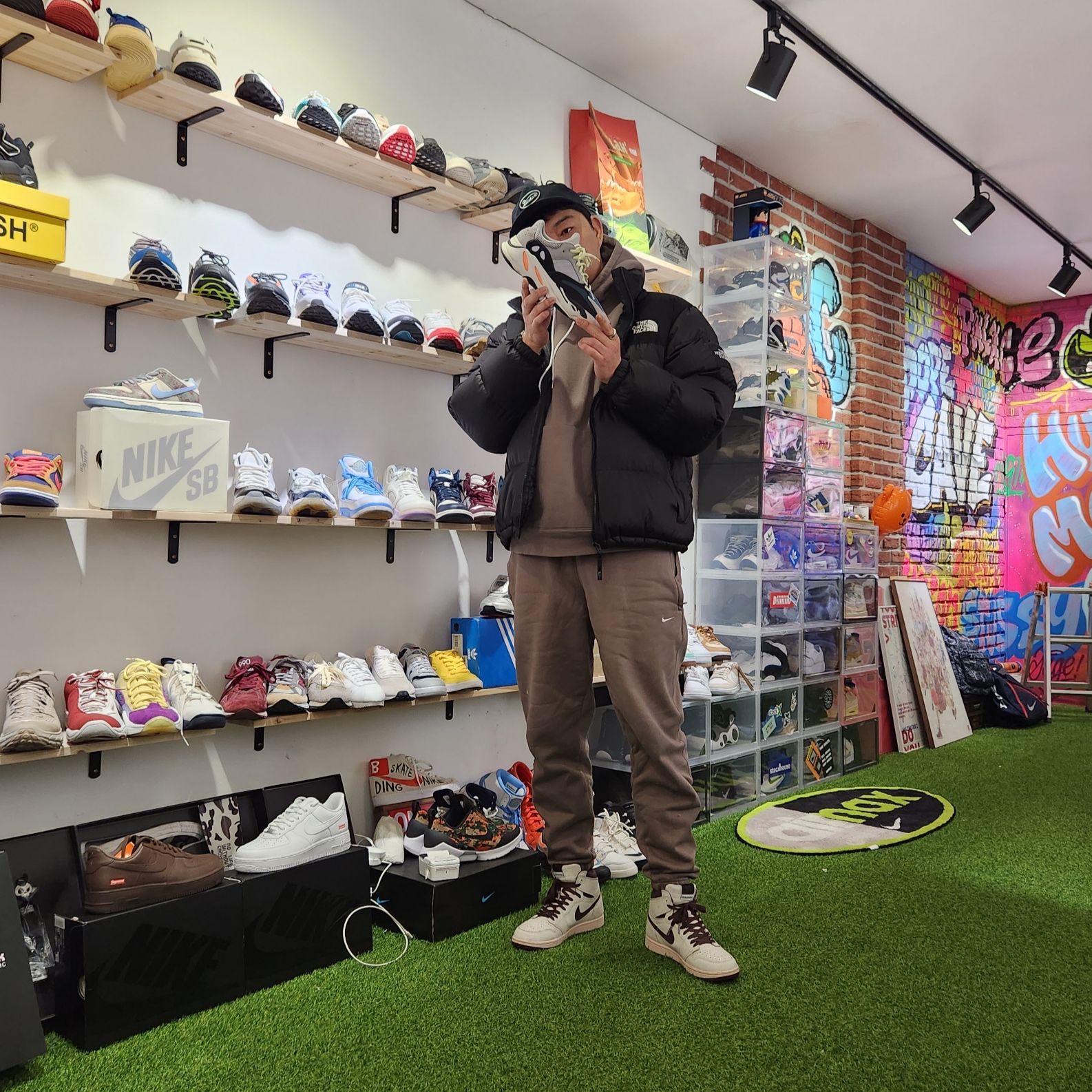 Jordan 1 x A Ma Maniere Retro High OG SP Sail and Burgundy, Adidas Yeezy Boost 700 Wave Runner Solid Grey 2021/2022 착용 스타일 - 1