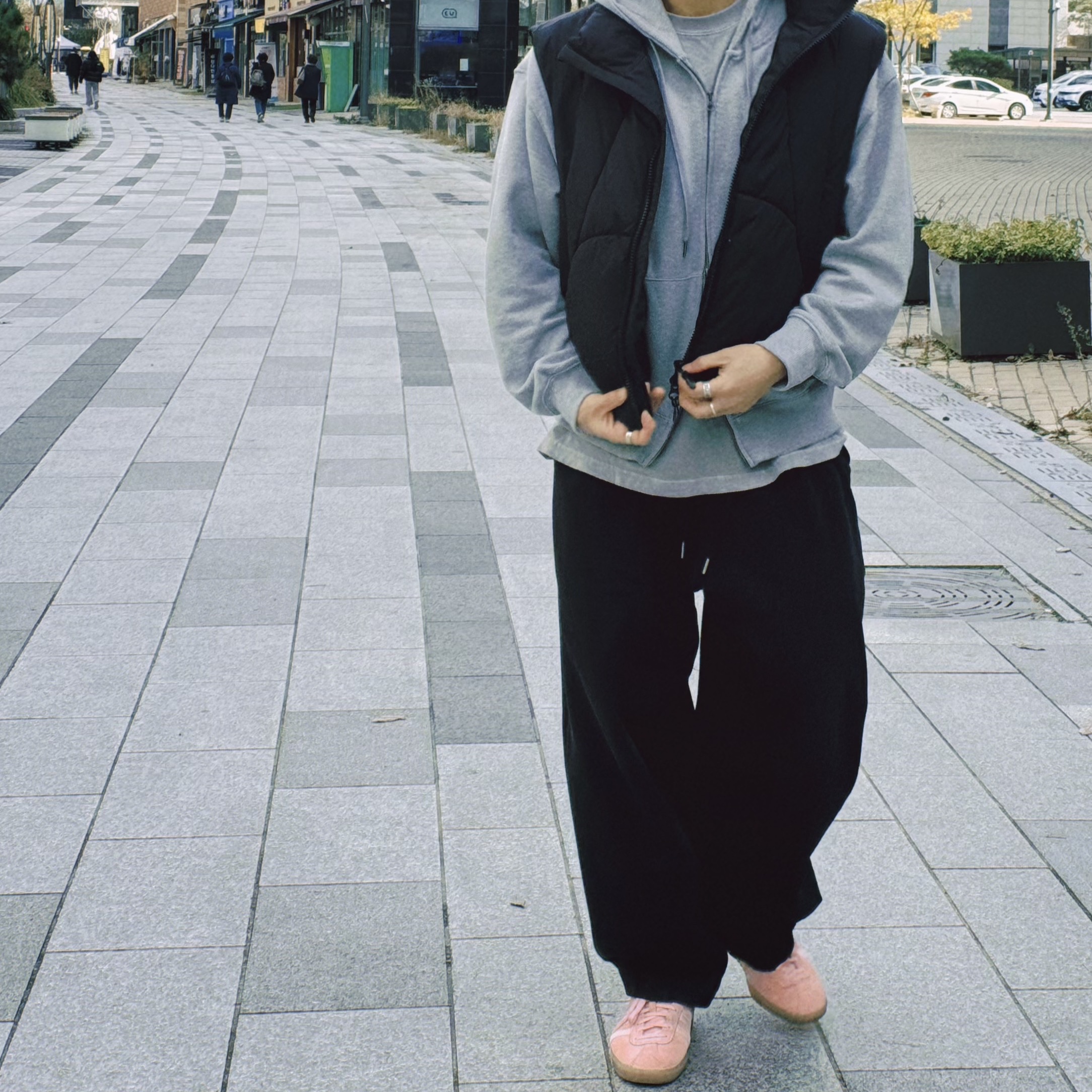 Adidas Bermuda Glow Pink 착용 스타일 - 4