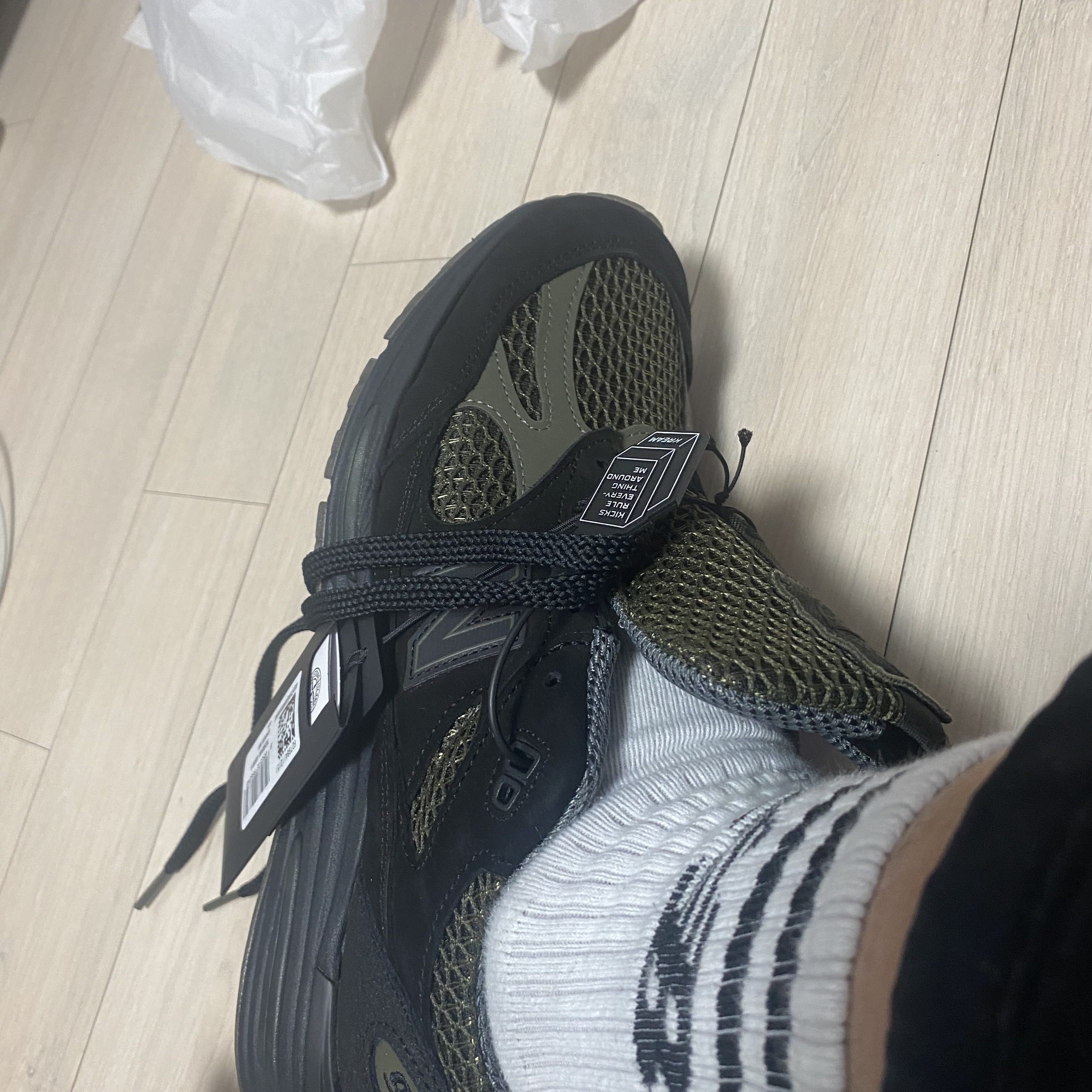 New Balance x Stone Island 991v2 Made in UK Black Olive Night 착용 스타일 - 3