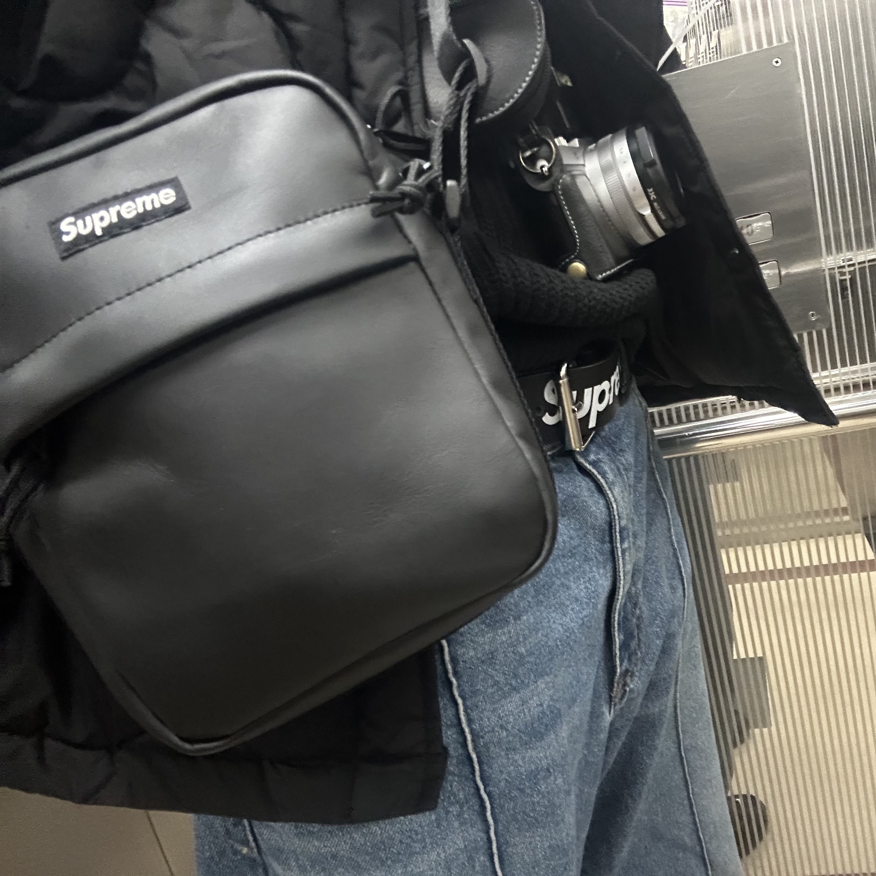 Supreme Leather Shoulder Bag Black - 23FW, Leica D-Lux 7 Silver Anodized (Korean Ver.) 착용 스타일