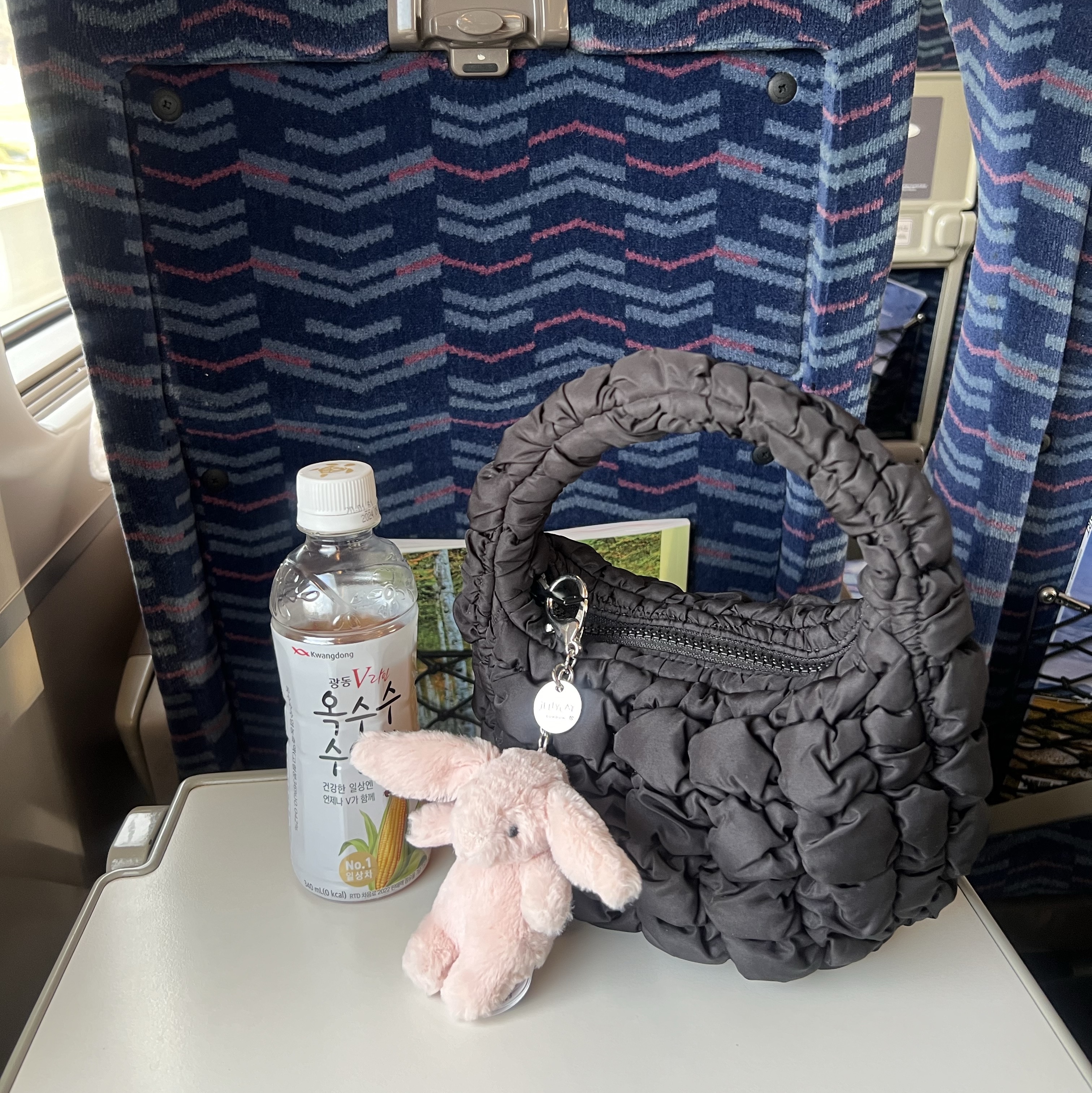 COS Quilted Micro Bag Black 착용 스타일 - 1